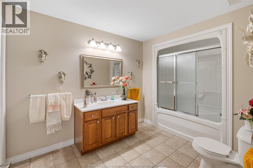 4 Francesco Court, Leamington, ON - Indoor Photo Showing Bathroom
