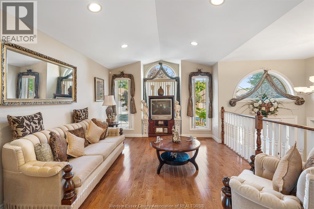4 Francesco Court, Leamington, ON - Indoor Photo Showing Living Room