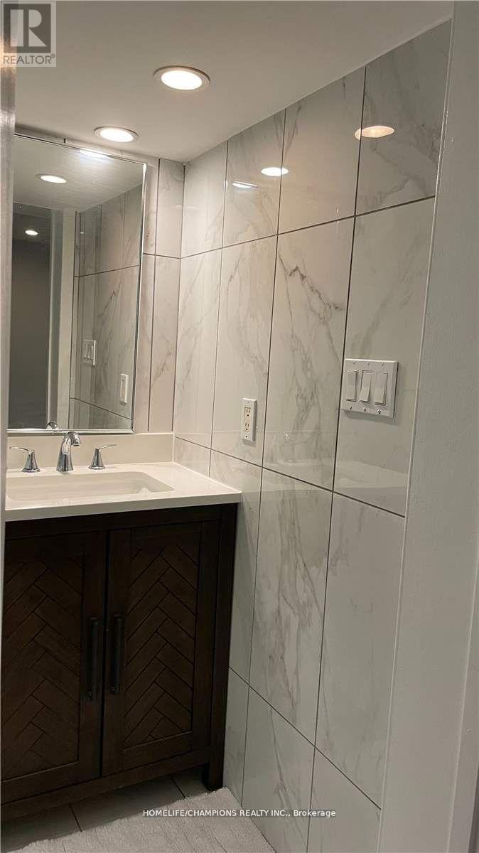 65 Whitburn Crescent, Toronto, ON - Indoor Photo Showing Bathroom