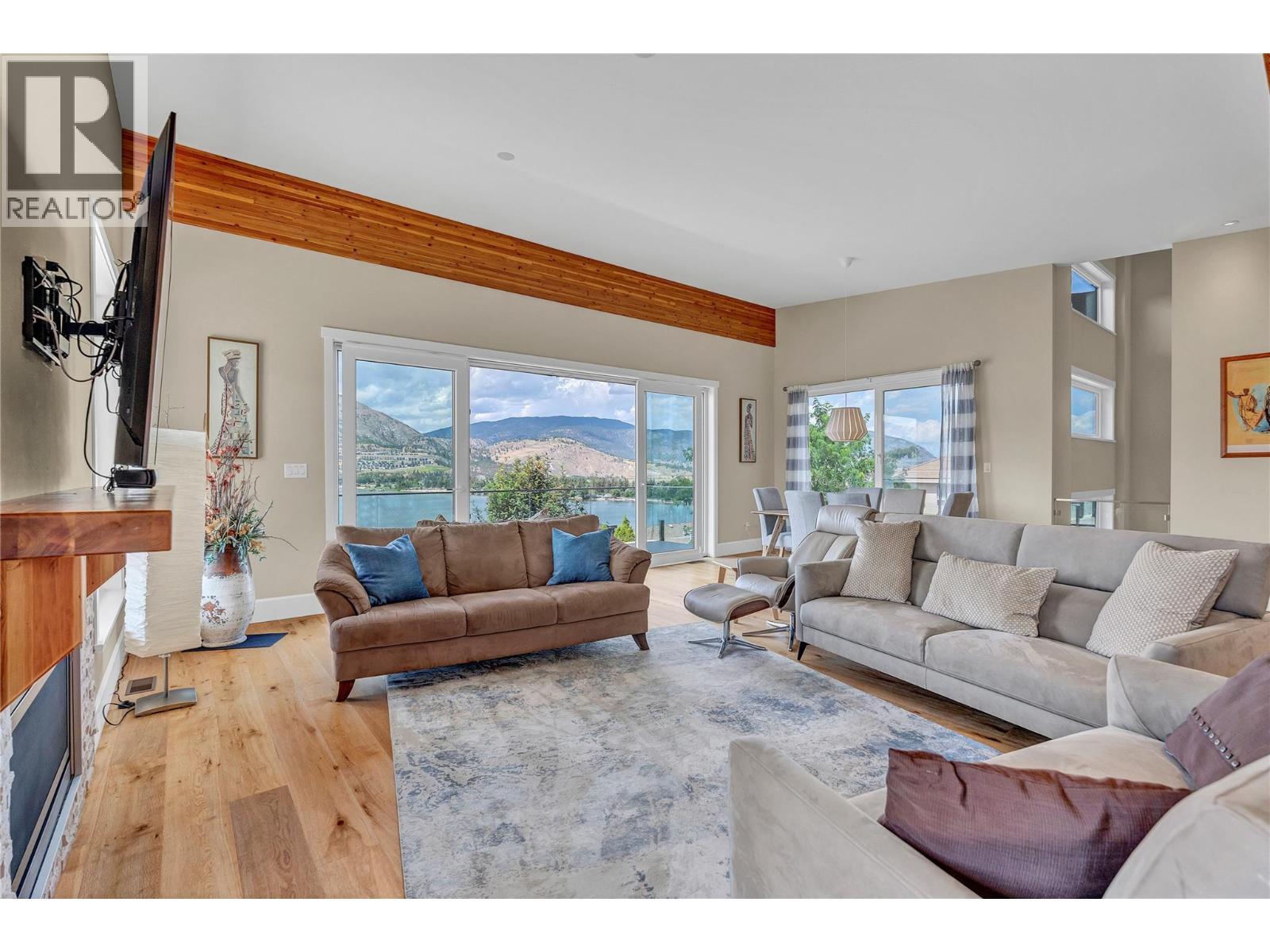 3984 Finnerty Road, Penticton, BC - Indoor Photo Showing Living Room