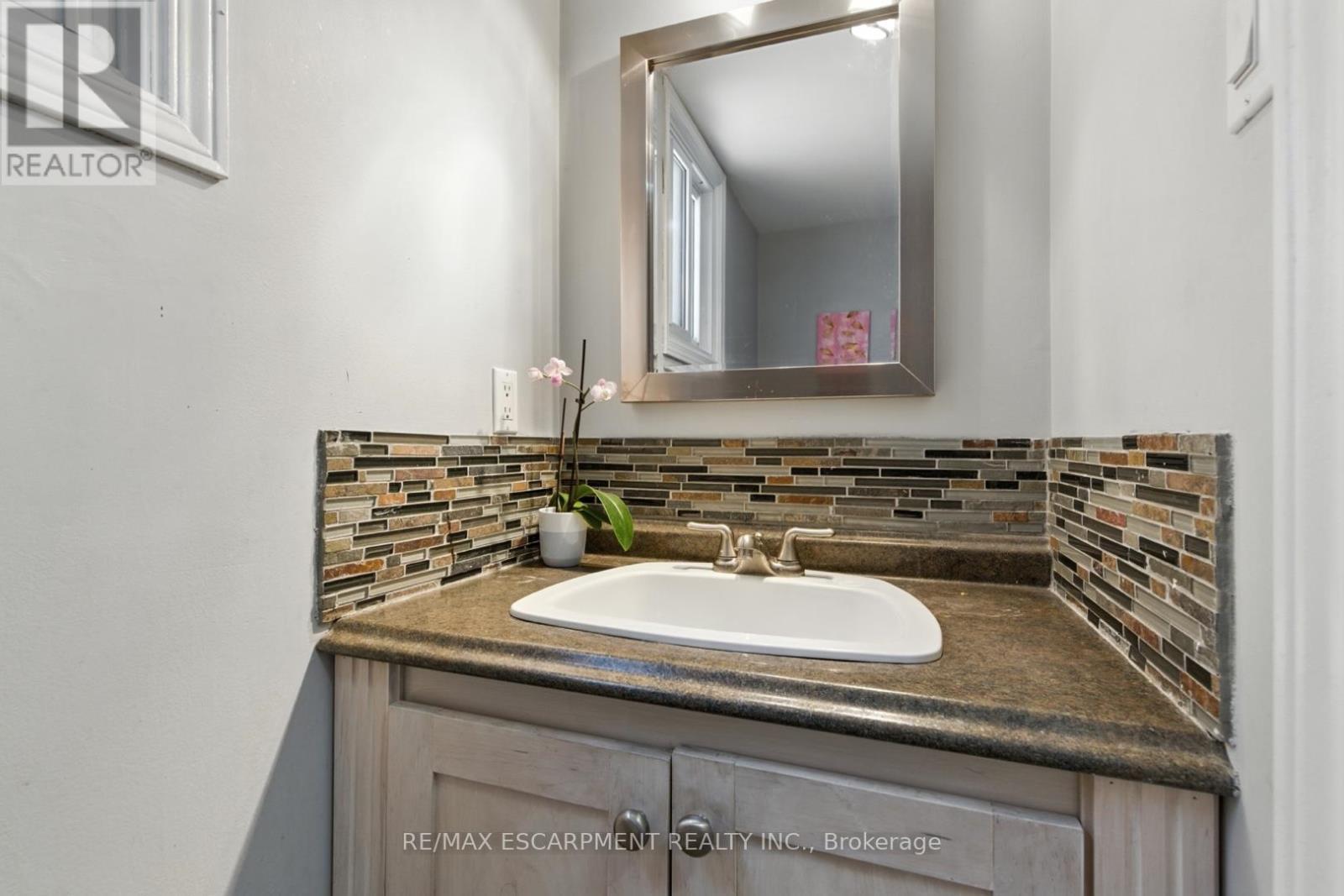 580 Deerhurst Drive, Burlington, ON - Indoor Photo Showing Bathroom