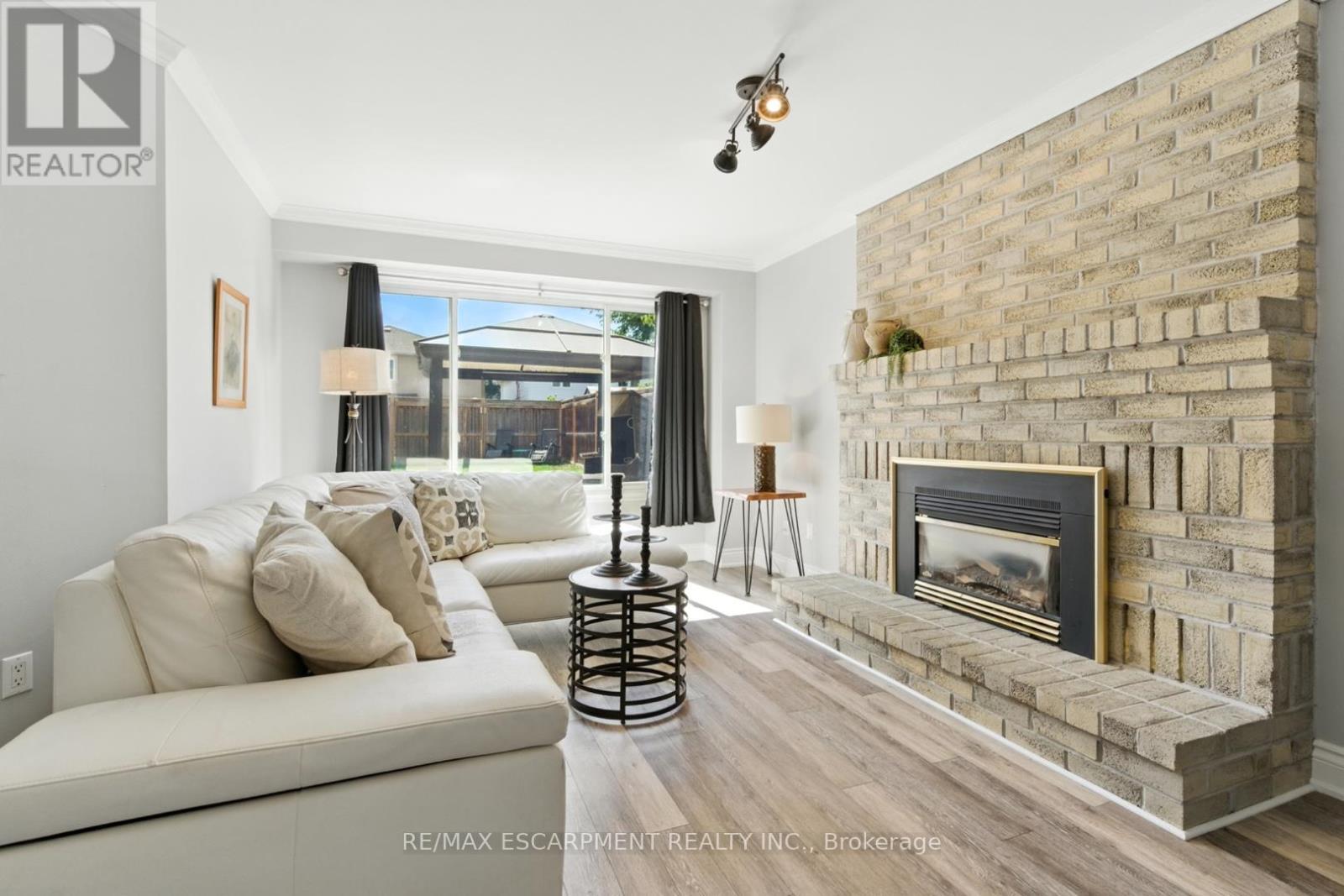 580 Deerhurst Drive, Burlington, ON - Indoor Photo Showing Living Room With Fireplace