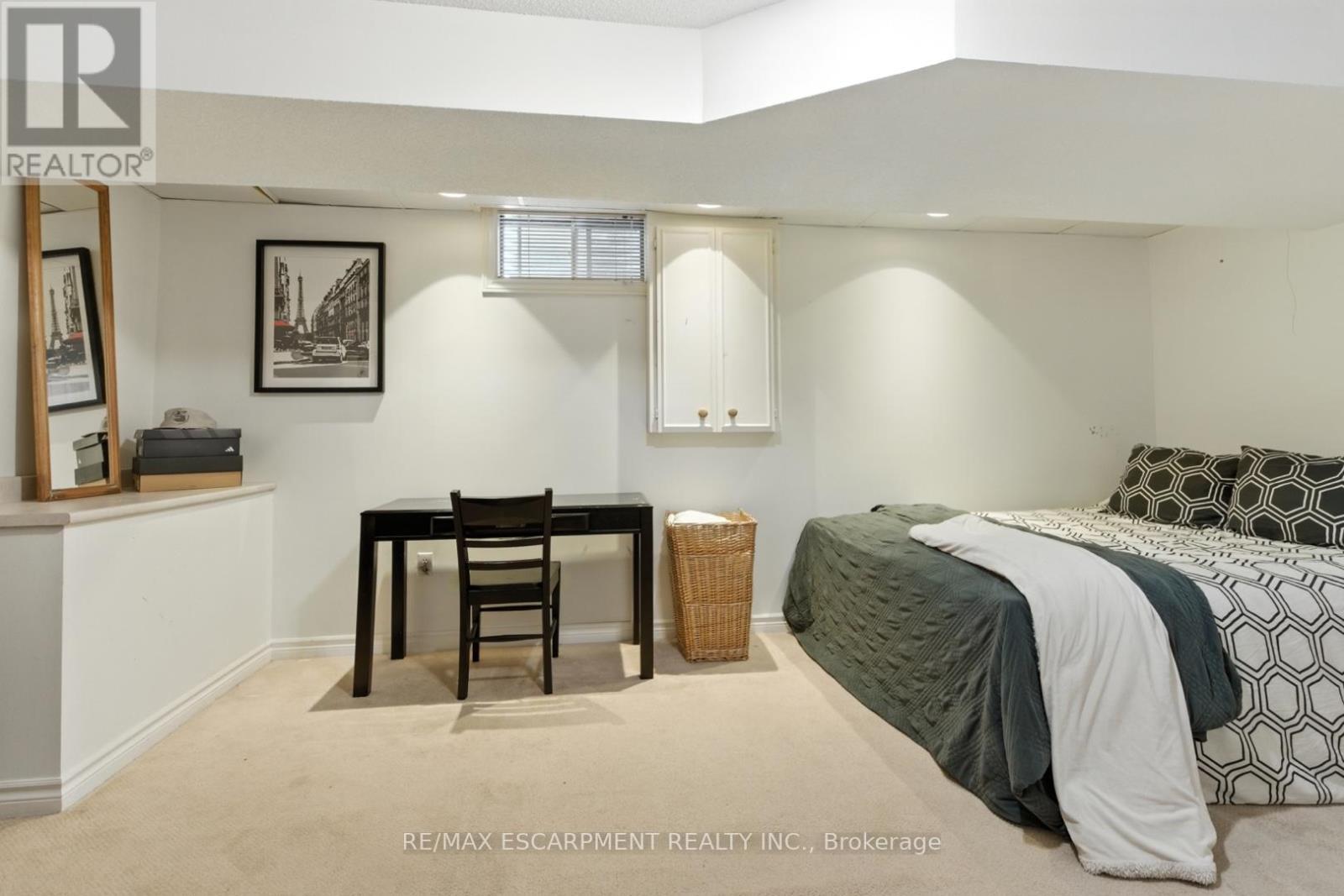 580 Deerhurst Drive, Burlington, ON - Indoor Photo Showing Bedroom