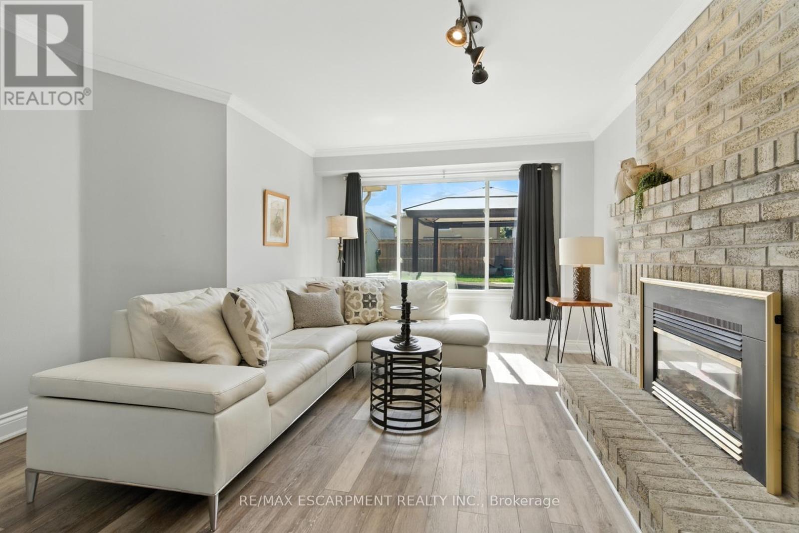 580 Deerhurst Drive, Burlington, ON - Indoor Photo Showing Living Room With Fireplace