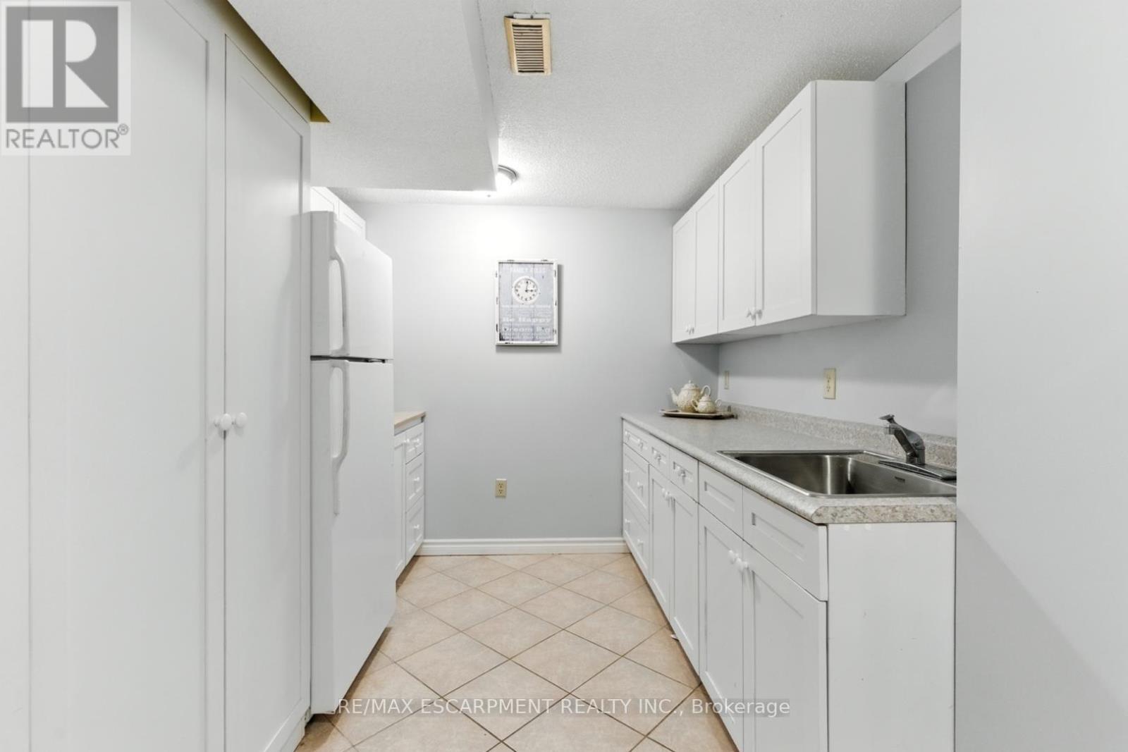 580 Deerhurst Drive, Burlington, ON - Indoor Photo Showing Kitchen