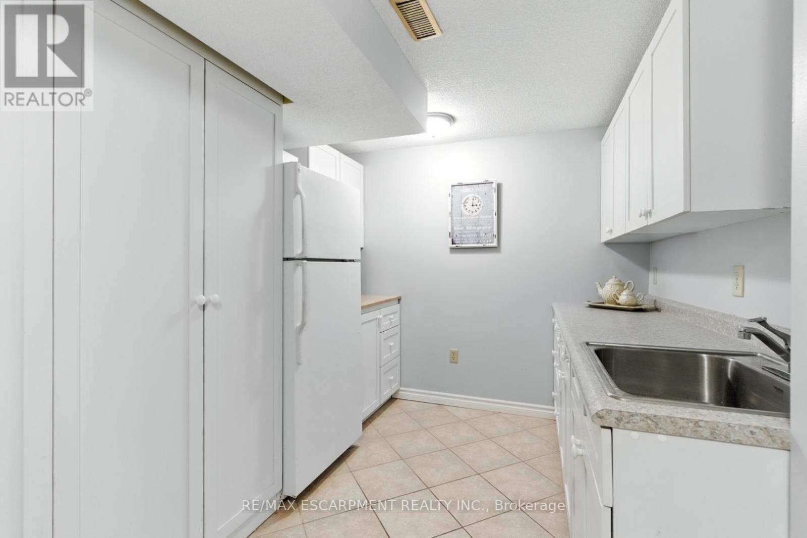 580 Deerhurst Drive, Burlington, ON - Indoor Photo Showing Kitchen