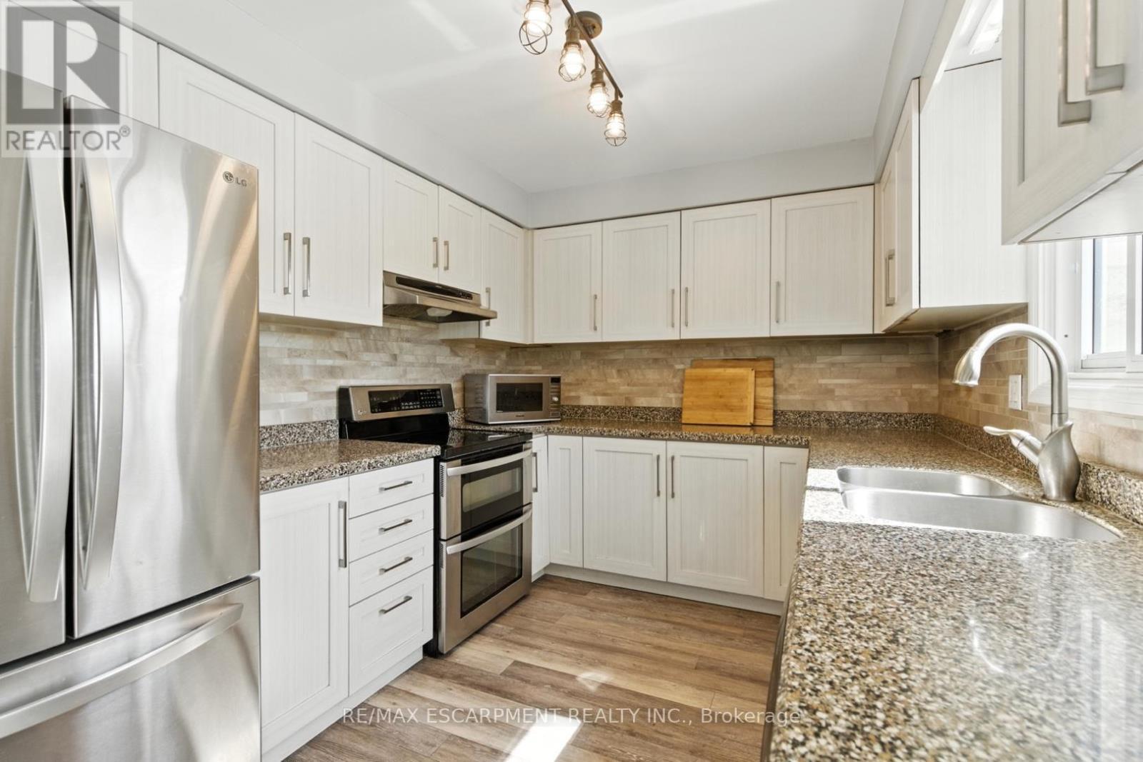 580 Deerhurst Drive, Burlington, ON - Indoor Photo Showing Kitchen With Double Sink
