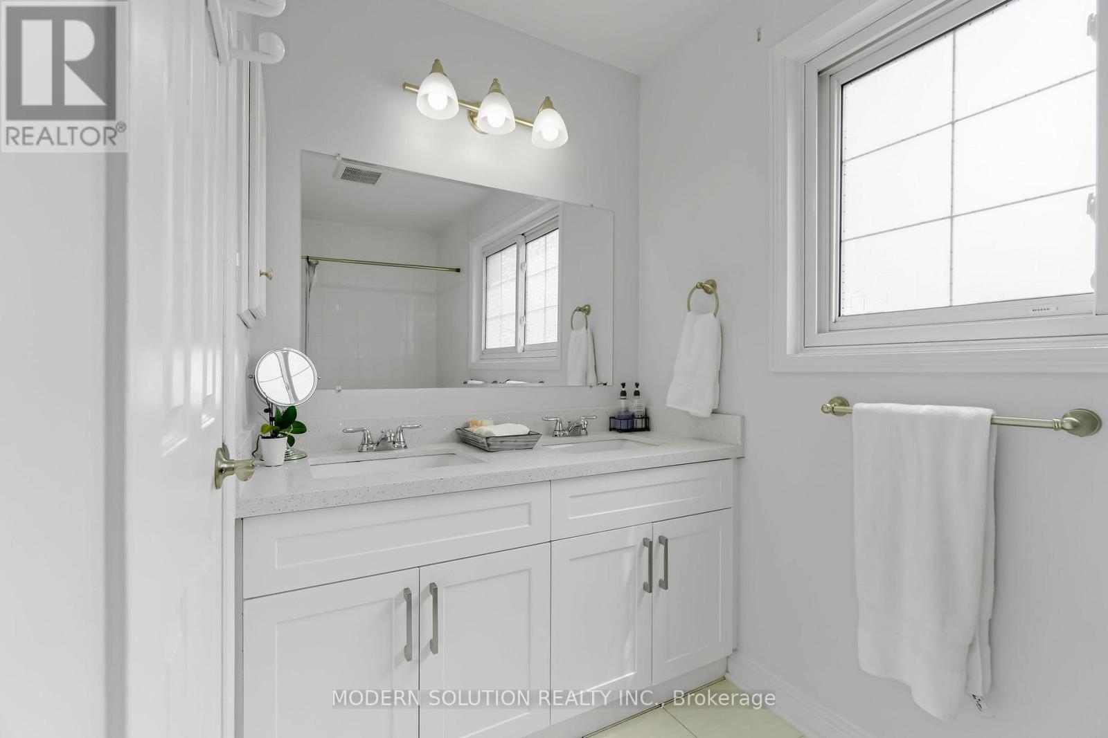 4806 Crystal Rose Drive S, Mississauga, ON - Indoor Photo Showing Bathroom