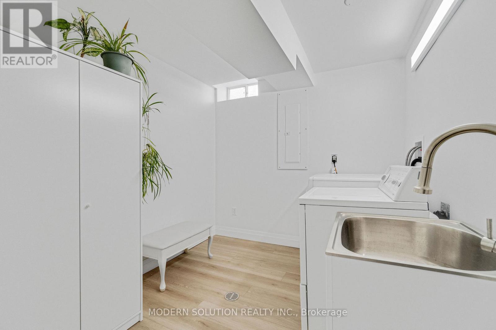 4806 Crystal Rose Drive S, Mississauga, ON - Indoor Photo Showing Laundry Room