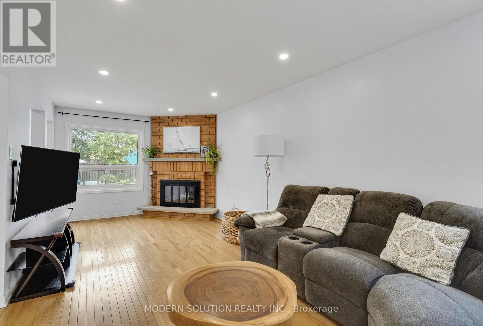 4806 Crystal Rose Drive S, Mississauga, ON - Indoor Photo Showing Living Room With Fireplace