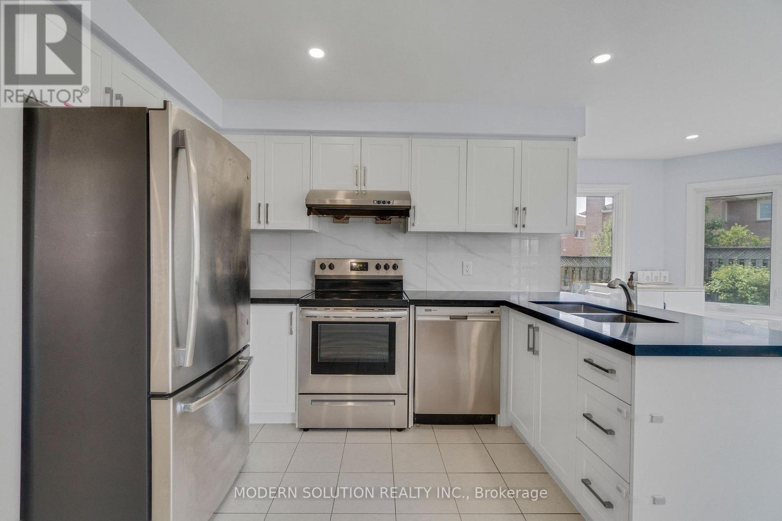 4806 Crystal Rose Drive S, Mississauga, ON - Indoor Photo Showing Kitchen With Double Sink With Upgraded Kitchen