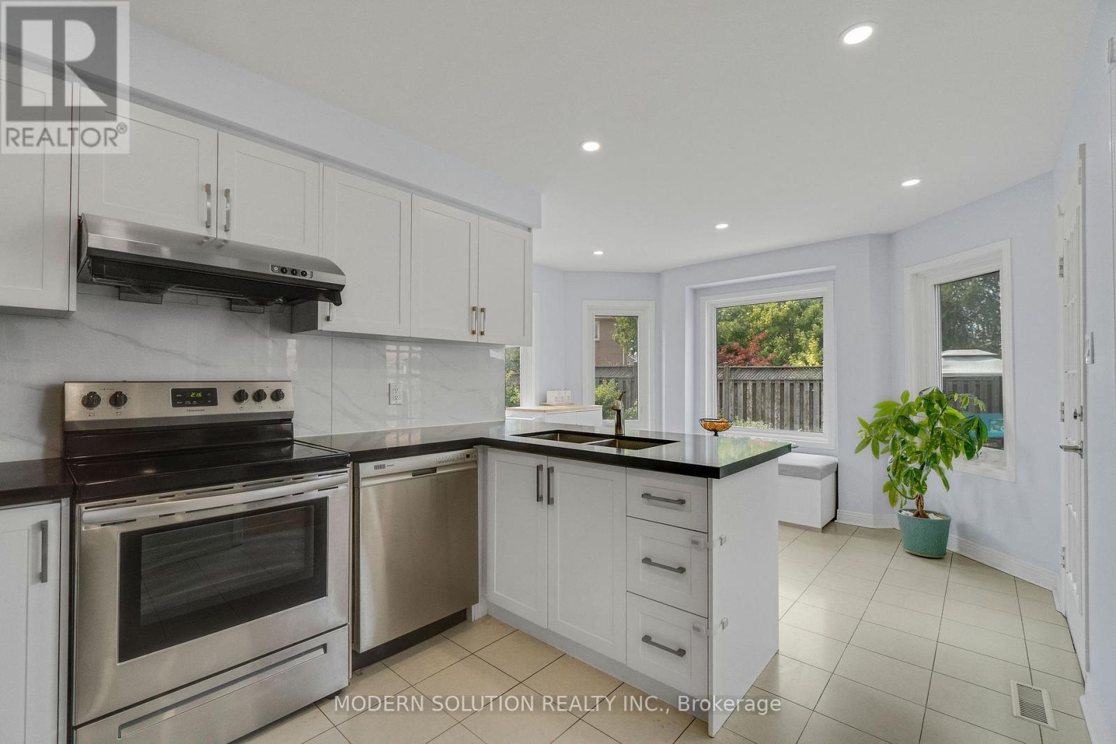 4806 Crystal Rose Drive S, Mississauga, ON - Indoor Photo Showing Kitchen With Upgraded Kitchen