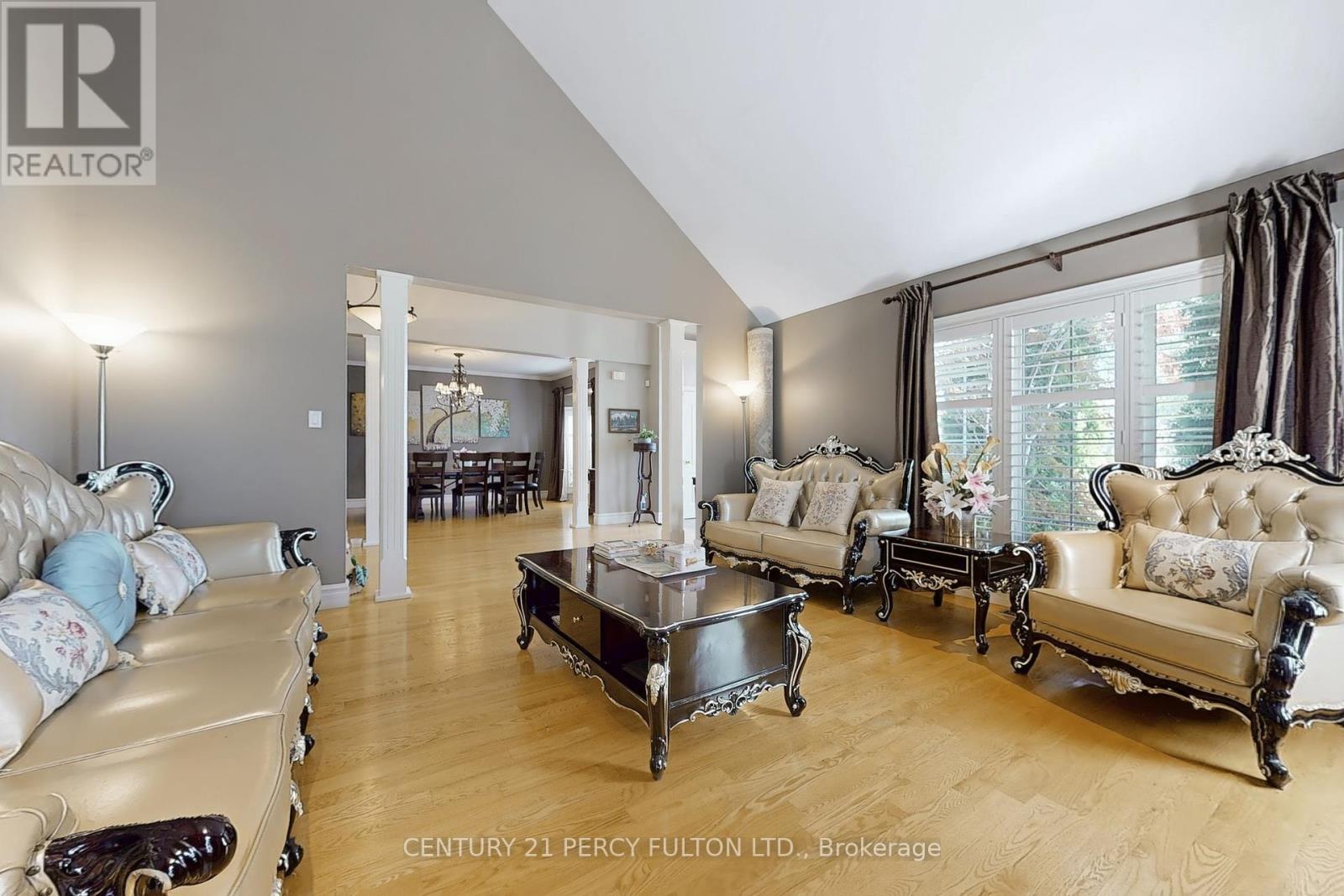 1832 Chesbro Court, Mississauga, ON - Indoor Photo Showing Living Room
