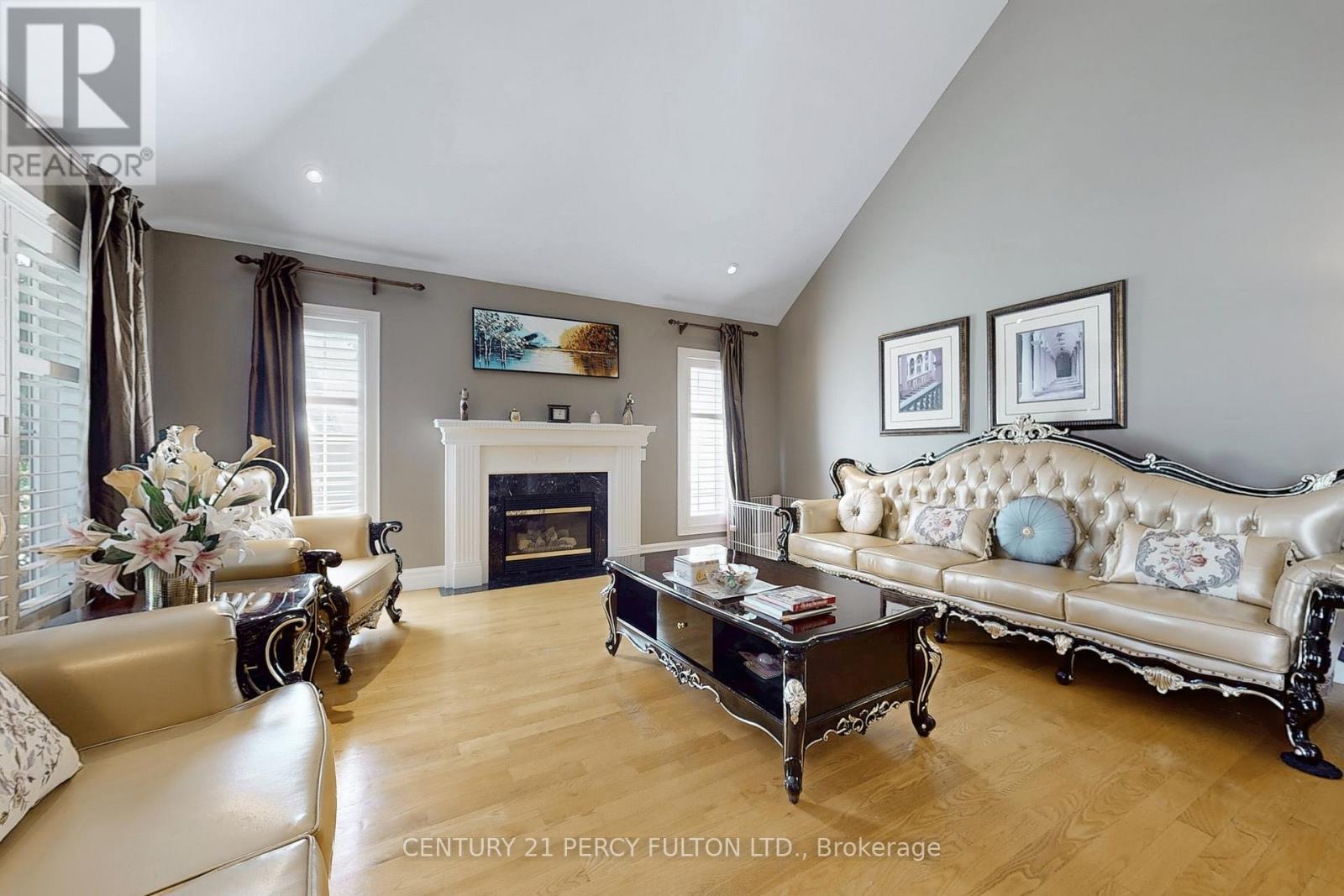 1832 Chesbro Court, Mississauga, ON - Indoor Photo Showing Living Room With Fireplace