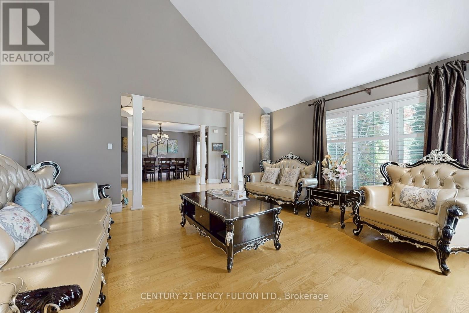 1832 Chesbro Court, Mississauga, ON - Indoor Photo Showing Living Room