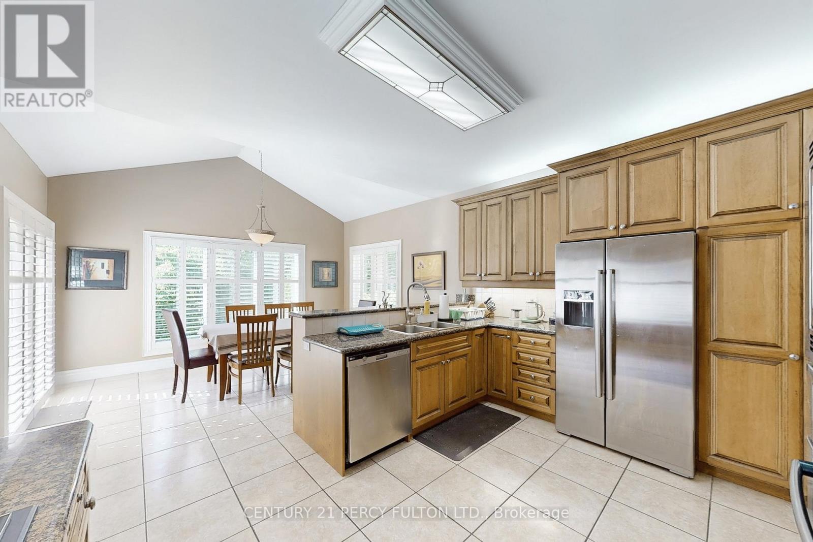 1832 Chesbro Court, Mississauga, ON - Indoor Photo Showing Kitchen With Double Sink