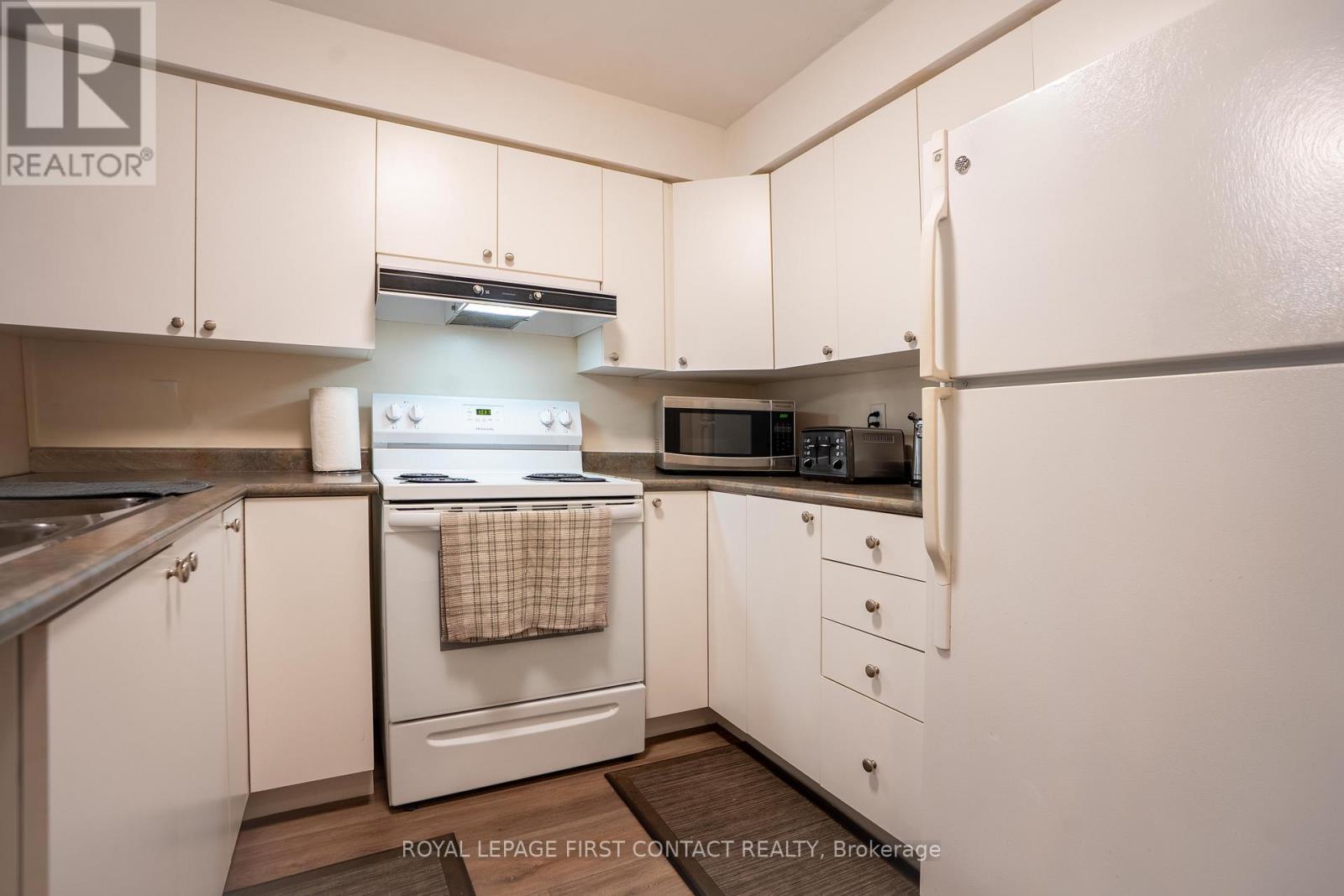 104 - 117 Edgehill Drive, Barrie, ON - Indoor Photo Showing Kitchen