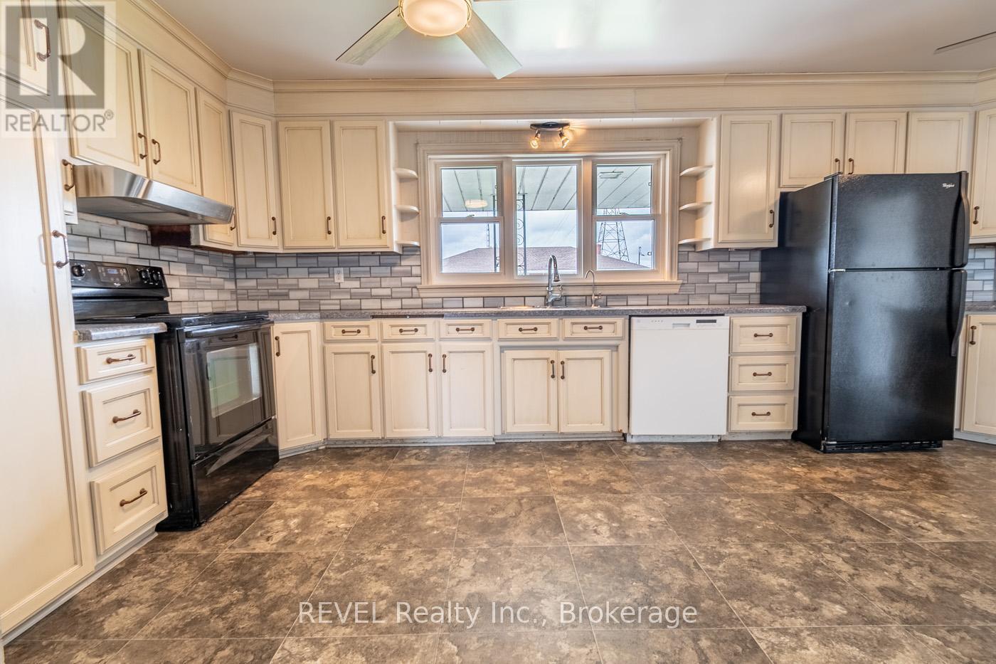 181 Cross Street, Port Colborne (Killaly East), ON - Indoor Photo Showing Kitchen