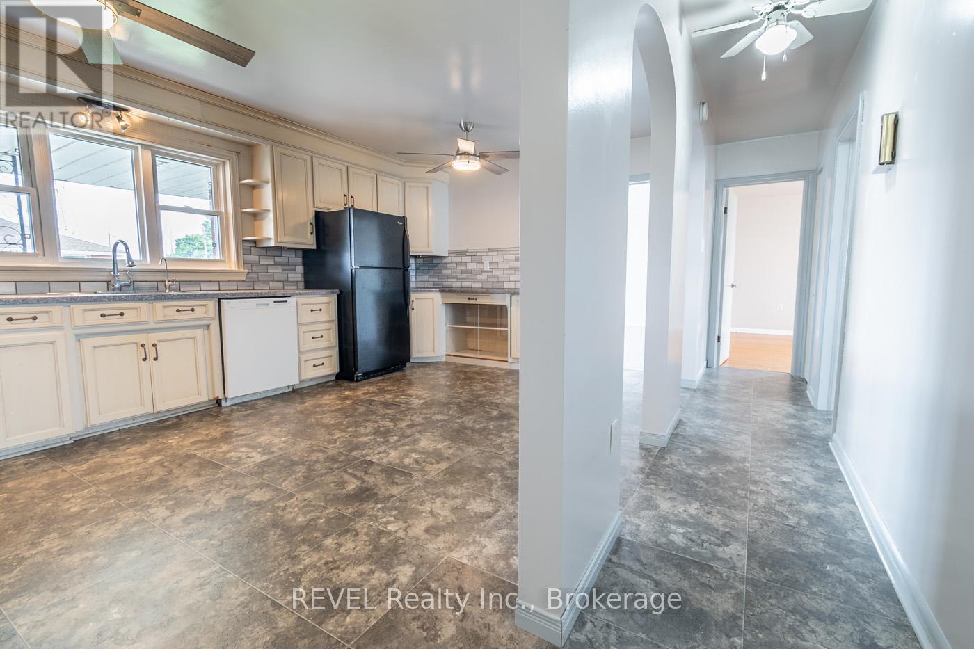 181 Cross Street, Port Colborne (Killaly East), ON - Indoor Photo Showing Kitchen