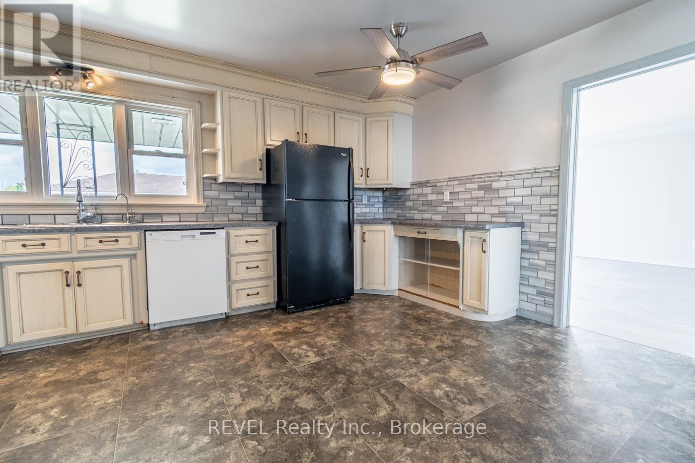 181 Cross Street, Port Colborne (Killaly East), ON - Indoor Photo Showing Kitchen