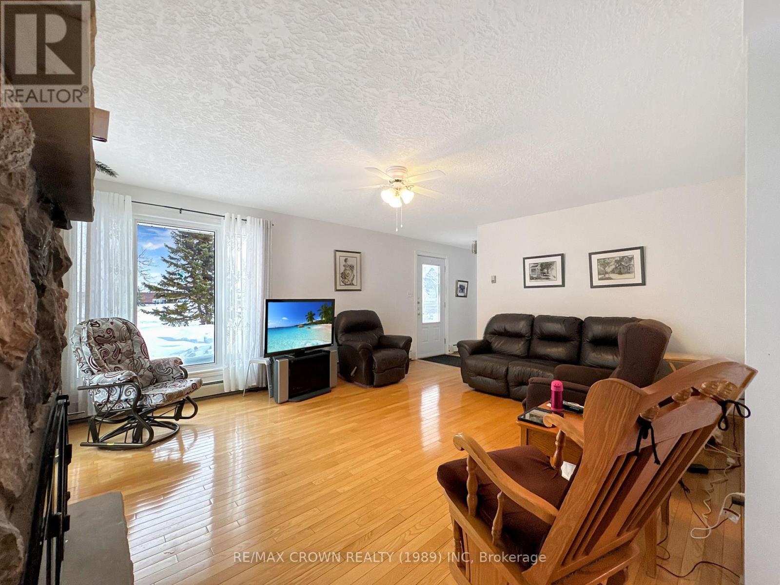 1501 West Street, Hearst, ON - Indoor Photo Showing Living Room