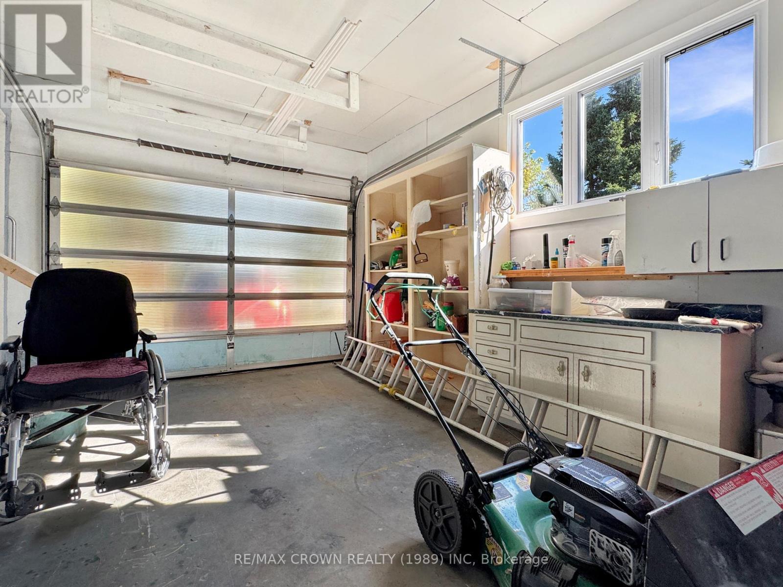 1501 West Street, Hearst, ON - Indoor Photo Showing Garage