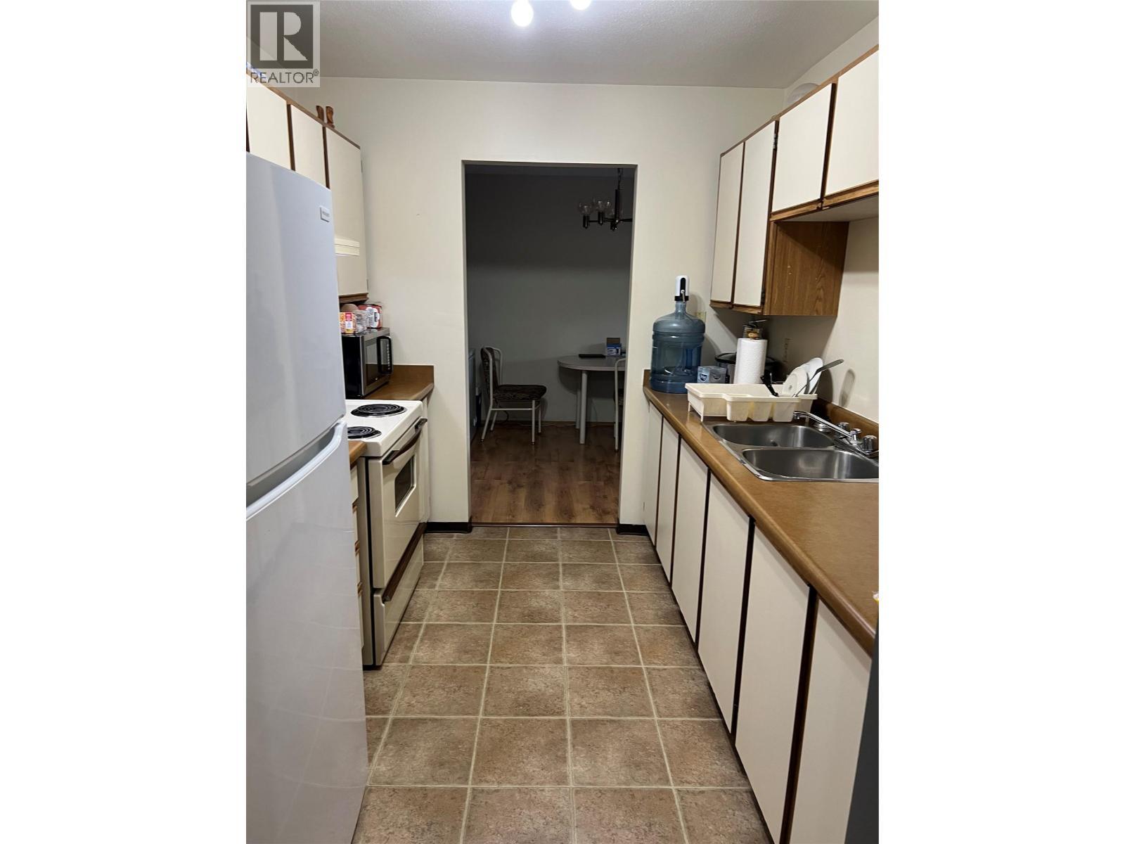 320 Northgate Road Unit# 116, Tumbler Ridge, BC - Indoor Photo Showing Kitchen With Double Sink