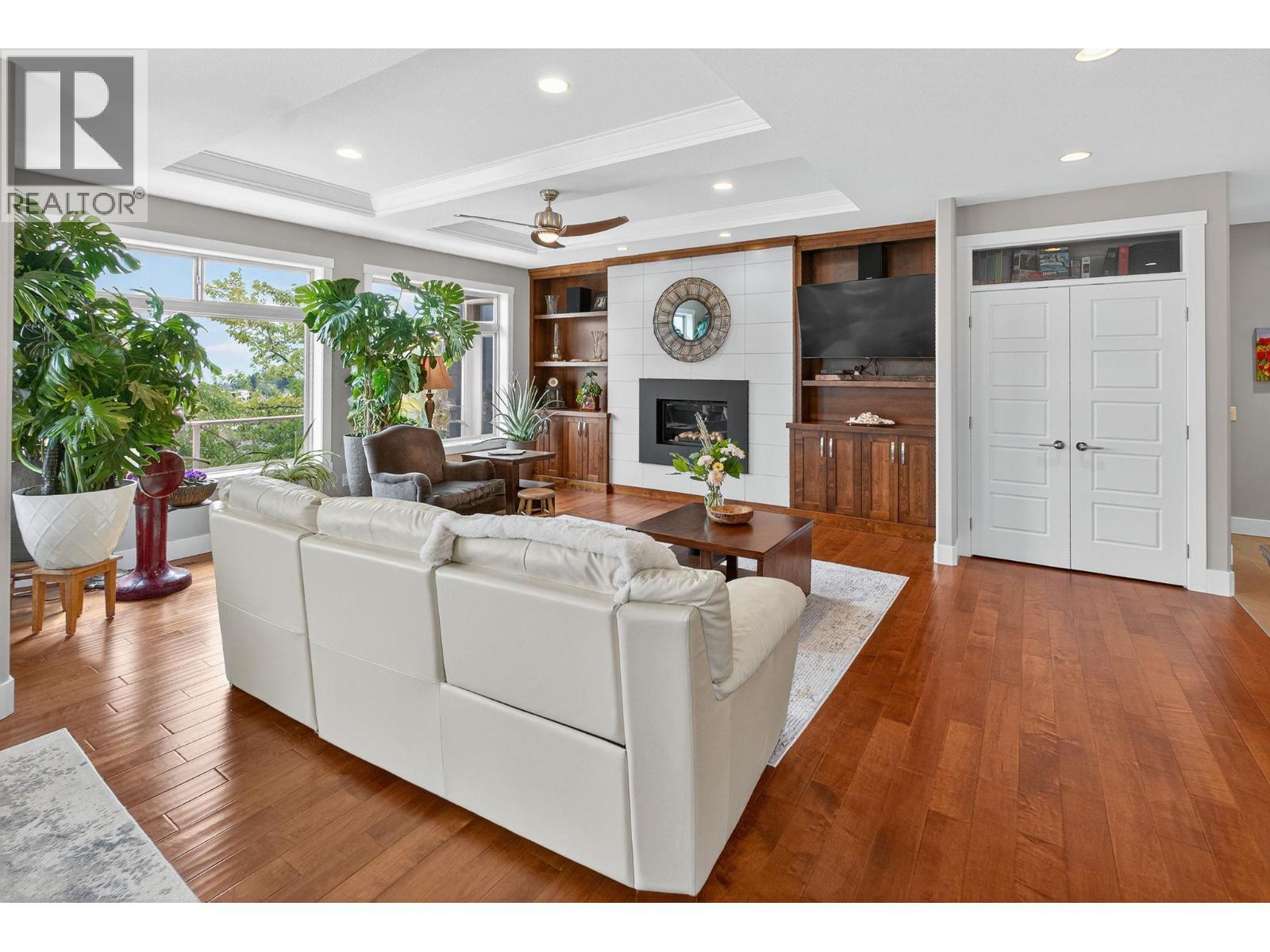 3751 Lornell Court, Peachland, BC - Indoor Photo Showing Living Room With Fireplace