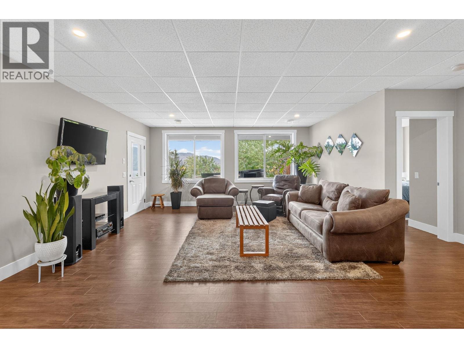 3751 Lornell Court, Peachland, BC - Indoor Photo Showing Living Room