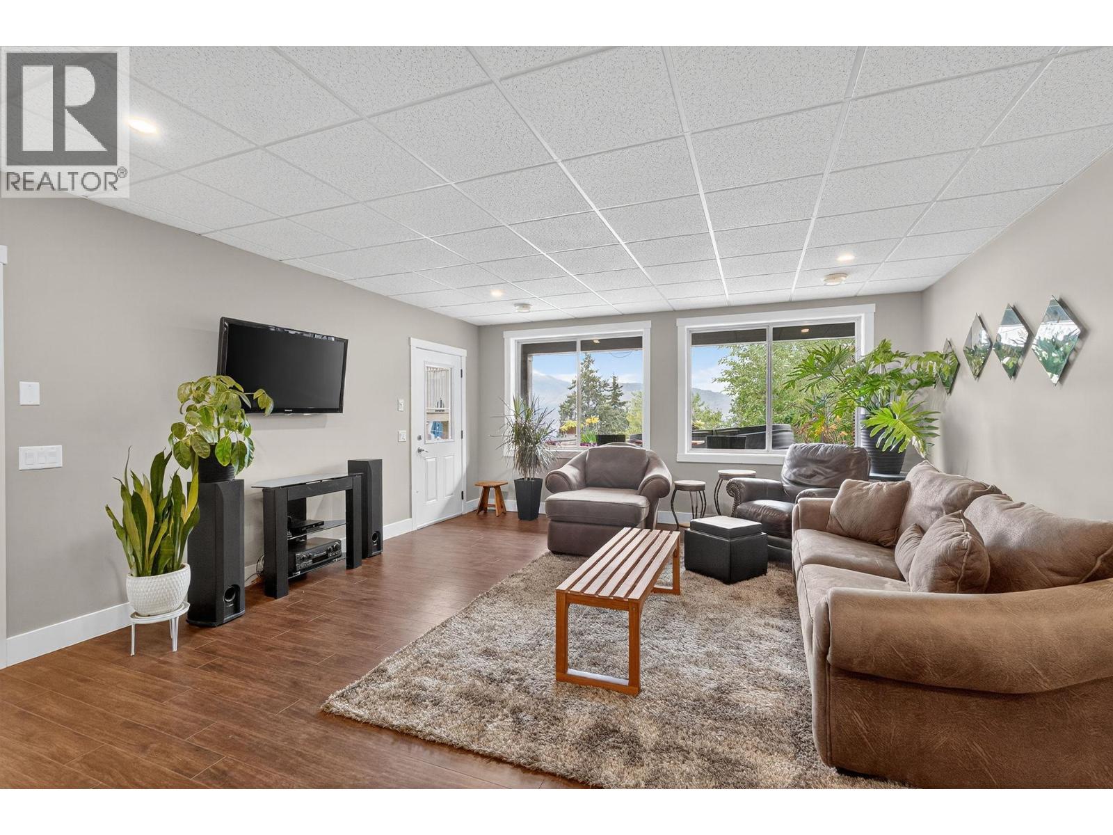 3751 Lornell Court, Peachland, BC - Indoor Photo Showing Living Room