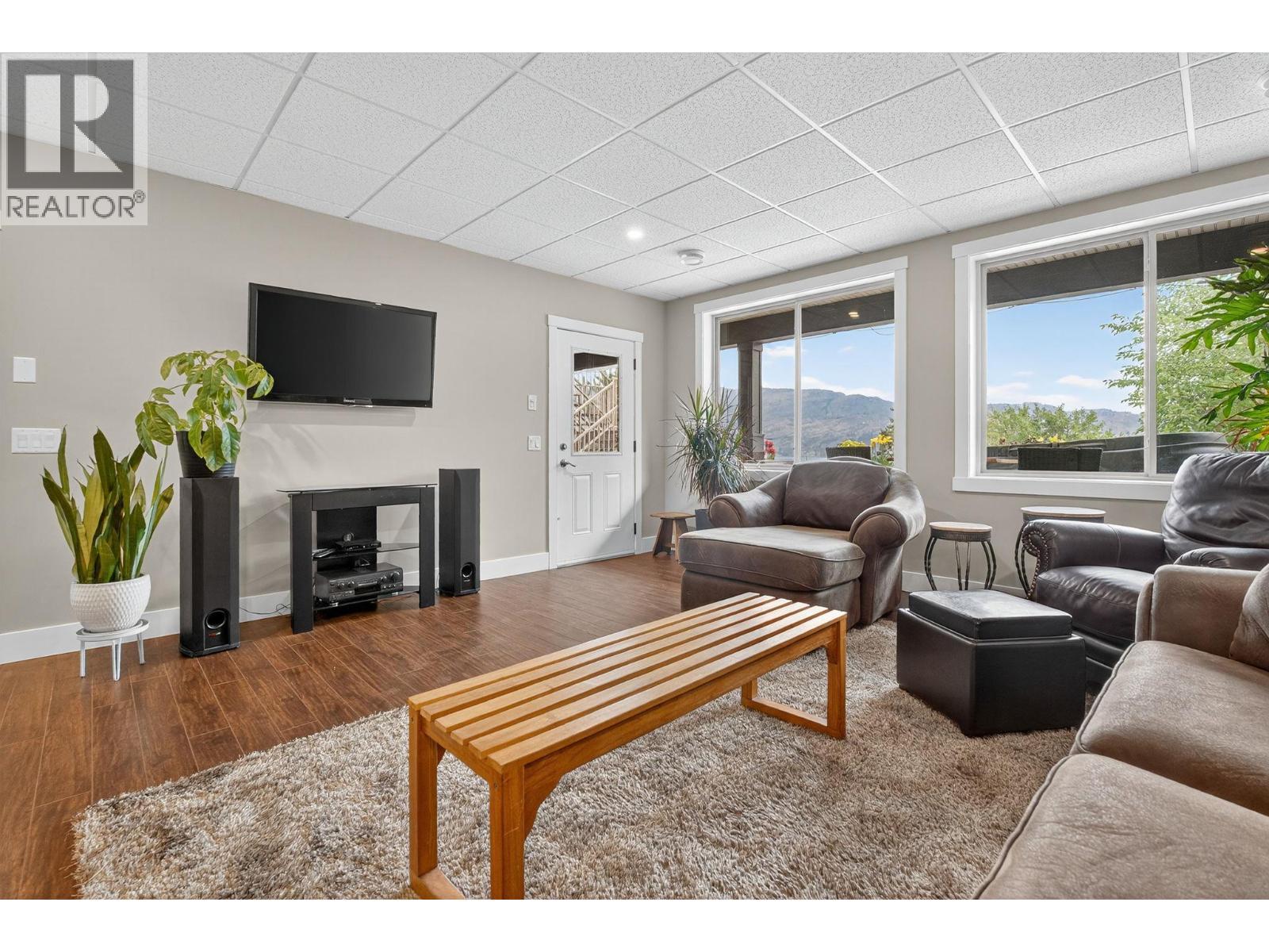 3751 Lornell Court, Peachland, BC - Indoor Photo Showing Living Room With Fireplace