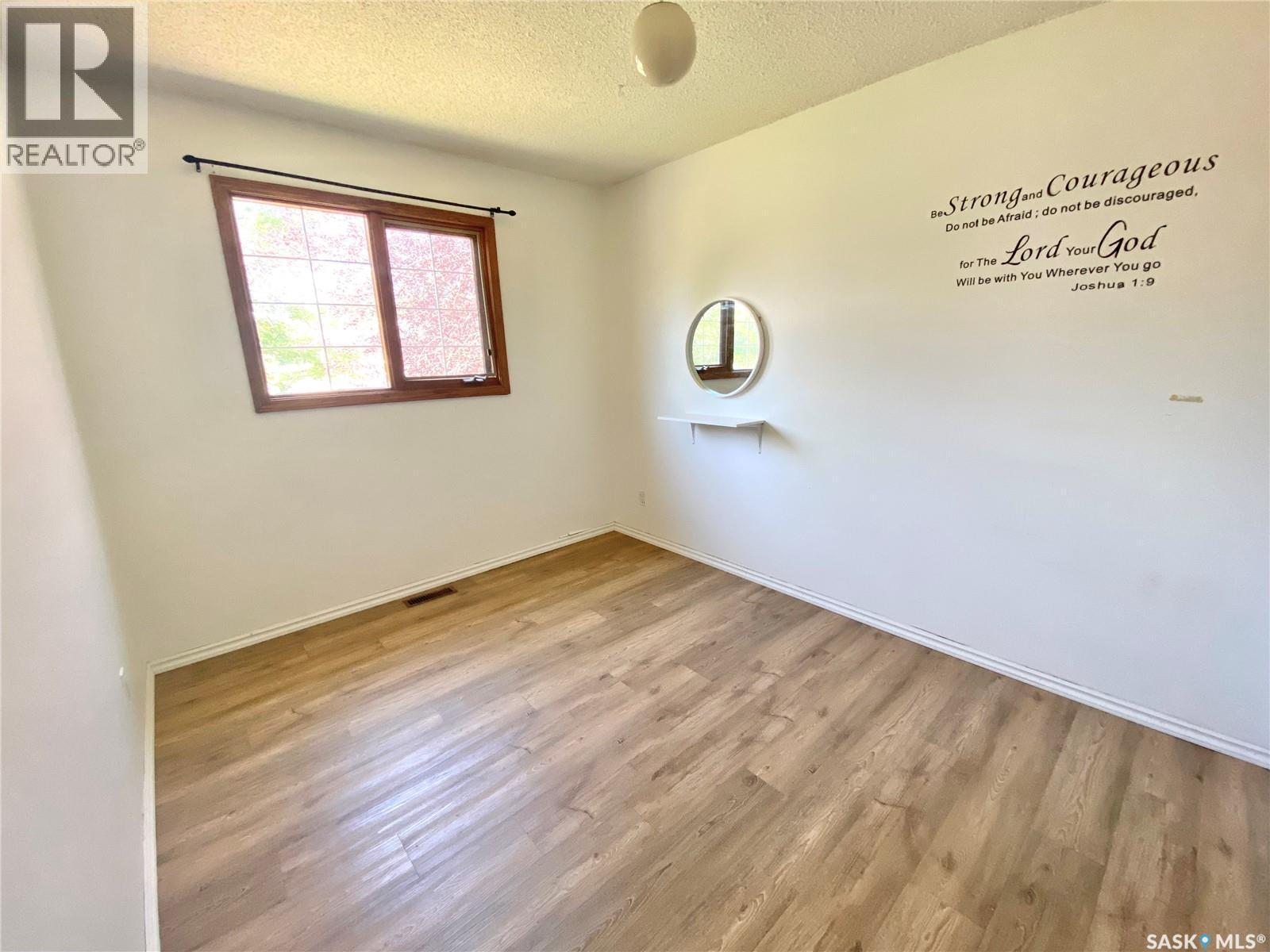 216 3Rd Street E, Frontier, SK - Indoor Photo Showing Other Room