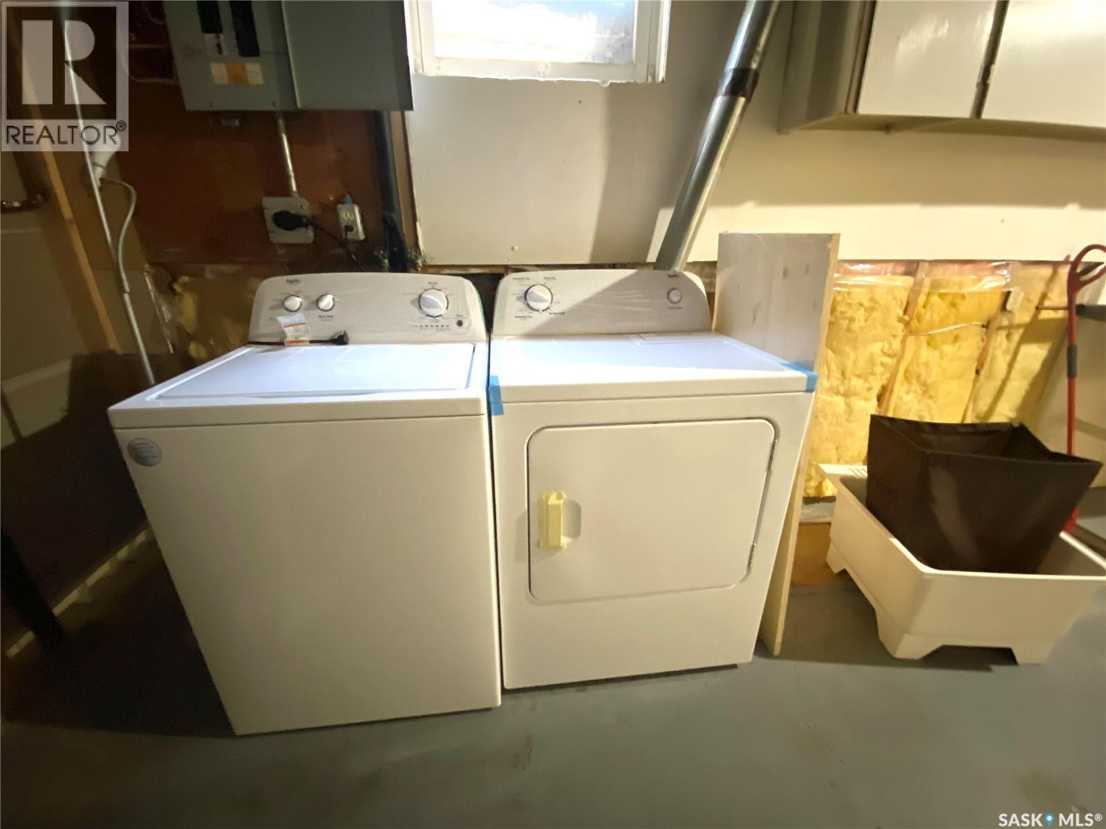 216 3Rd Street E, Frontier, SK - Indoor Photo Showing Laundry Room