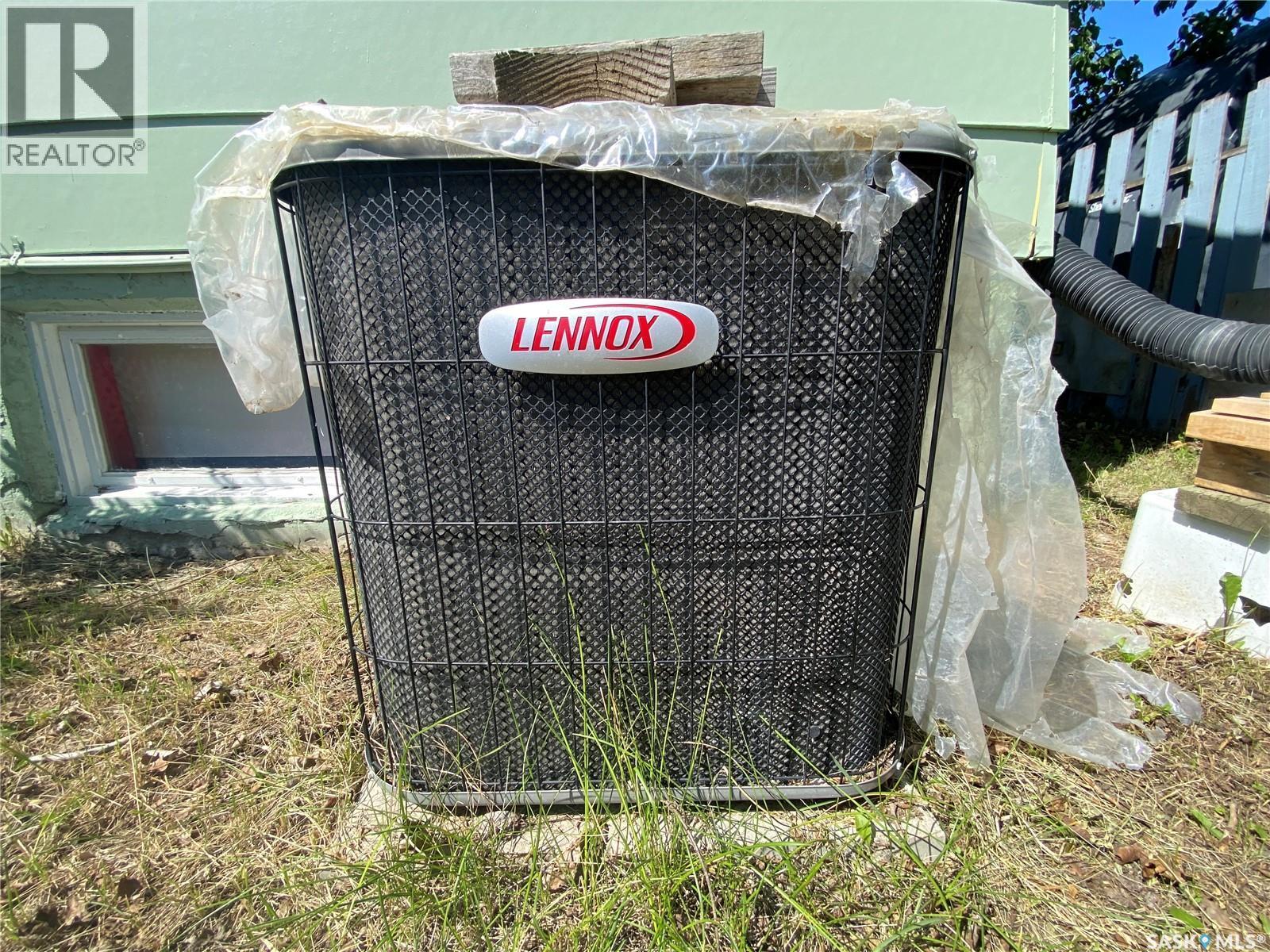 216 3Rd Street E, Frontier, SK - Outdoor