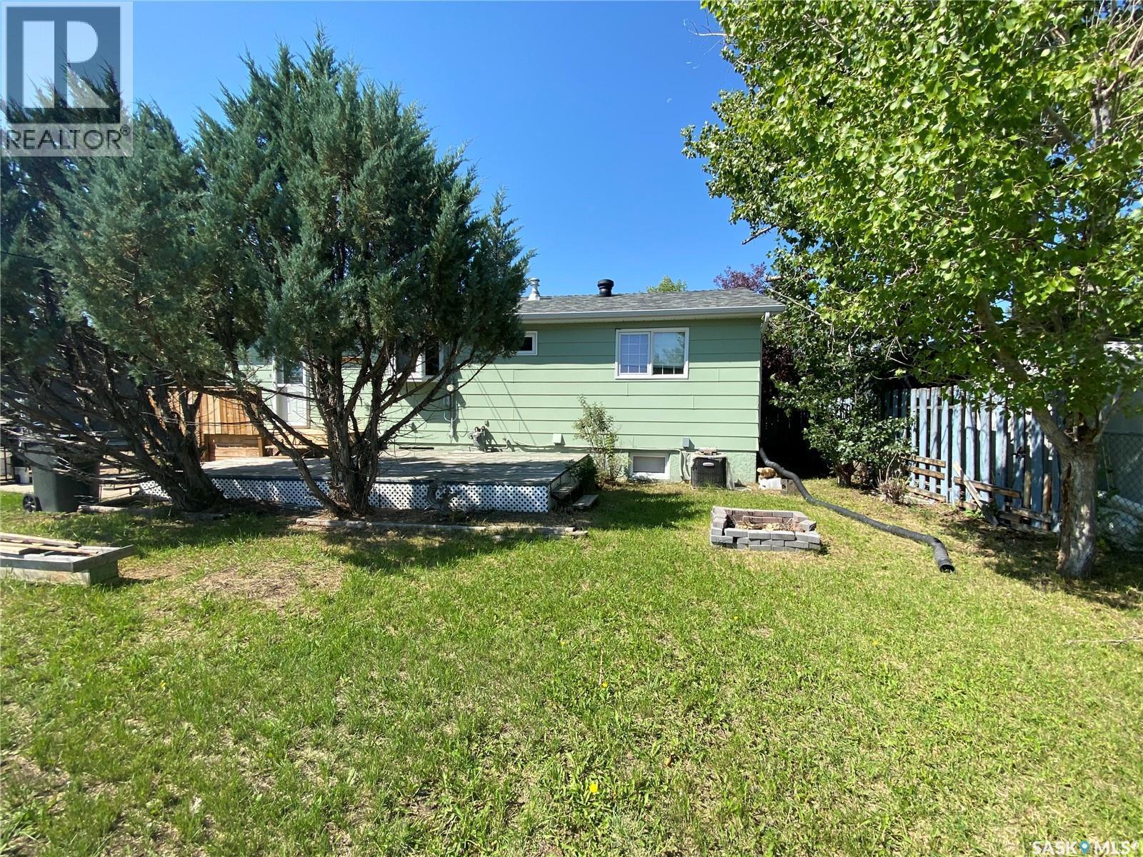 216 3Rd Street E, Frontier, SK - Outdoor