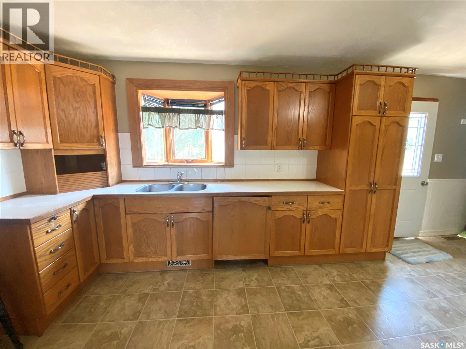 216 3Rd Street E, Frontier, SK - Indoor Photo Showing Kitchen With Double Sink