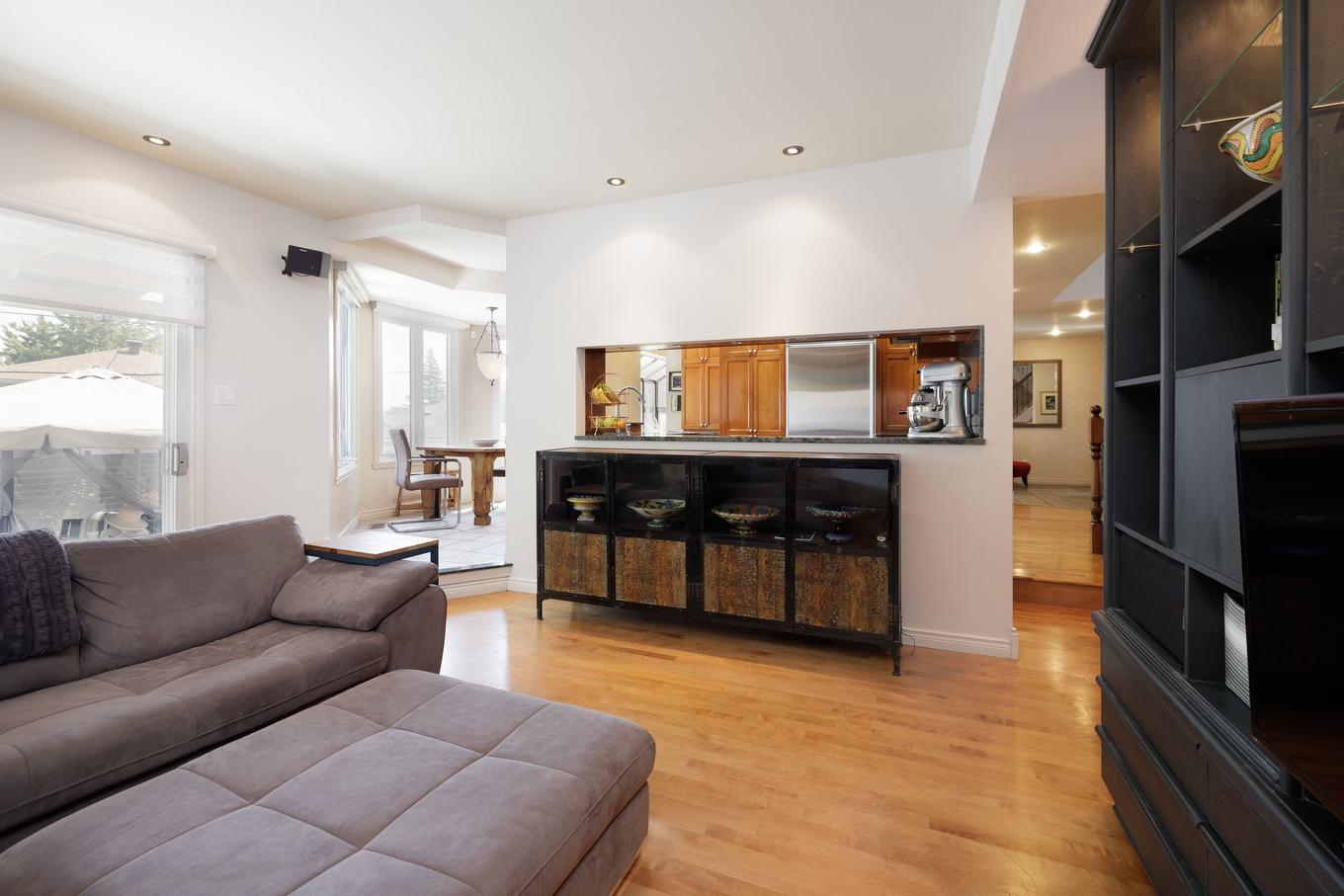 Salle familiale - 458 Rue Roumefort, Montréal (L'Île-Bizard/Sainte-Geneviève), QC - Indoor Photo Showing Living Room