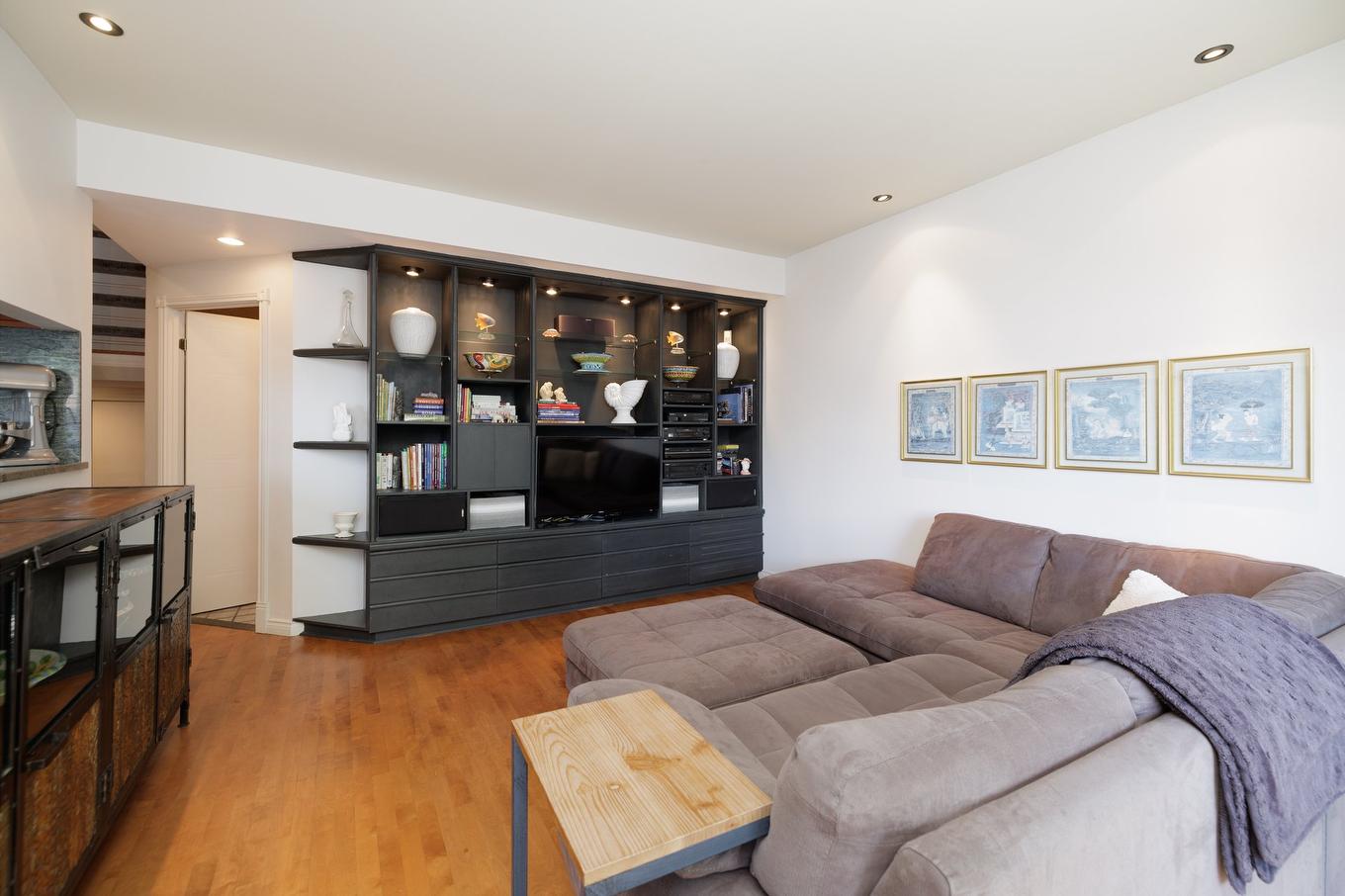 Salle familiale - 458 Rue Roumefort, Montréal (L'Île-Bizard/Sainte-Geneviève), QC - Indoor Photo Showing Living Room With Fireplace