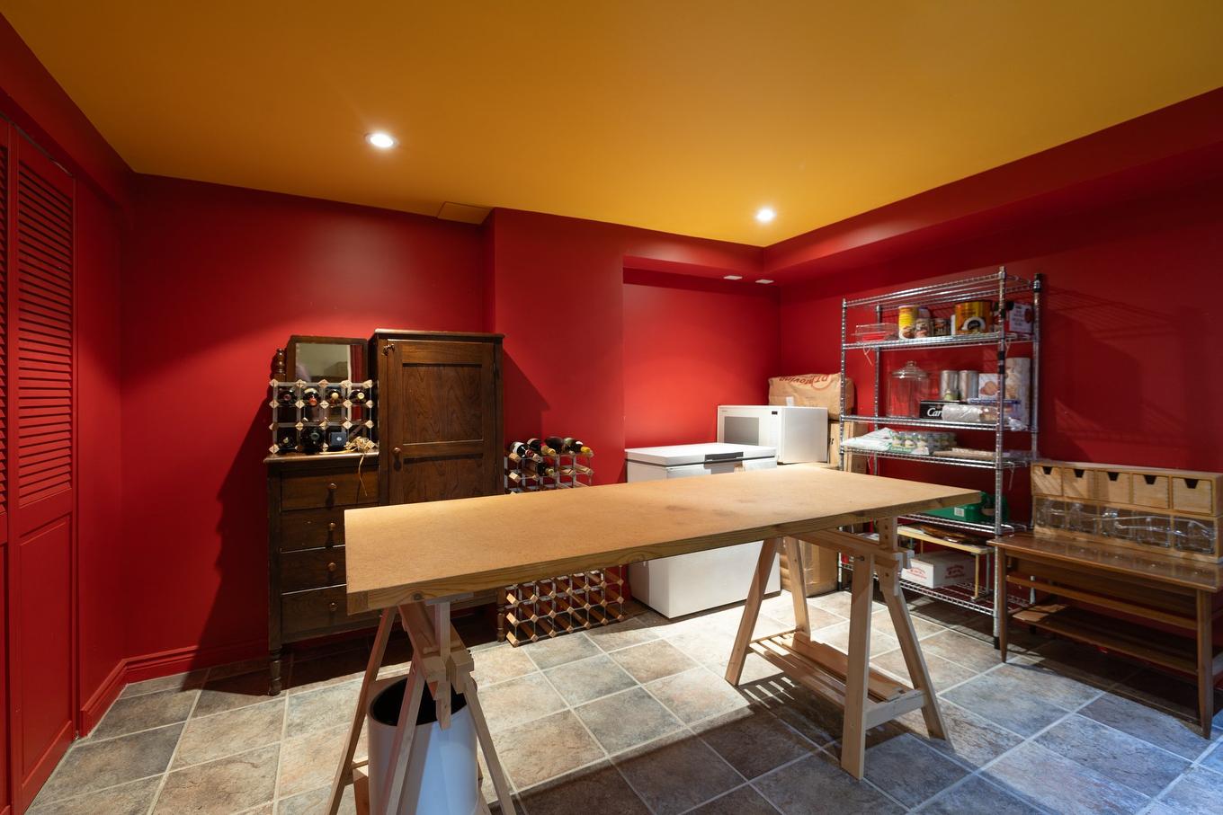 Cave à vin - 458 Rue Roumefort, Montréal (L'Île-Bizard/Sainte-Geneviève), QC - Indoor Photo Showing Office