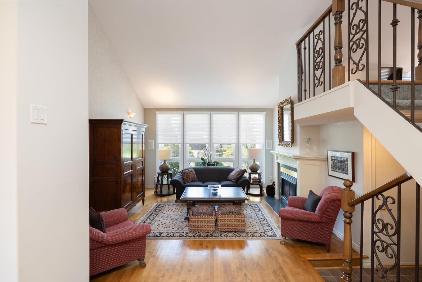 Salon - 458 Rue Roumefort, Montréal (L'Île-Bizard/Sainte-Geneviève), QC - Indoor Photo Showing Living Room With Fireplace