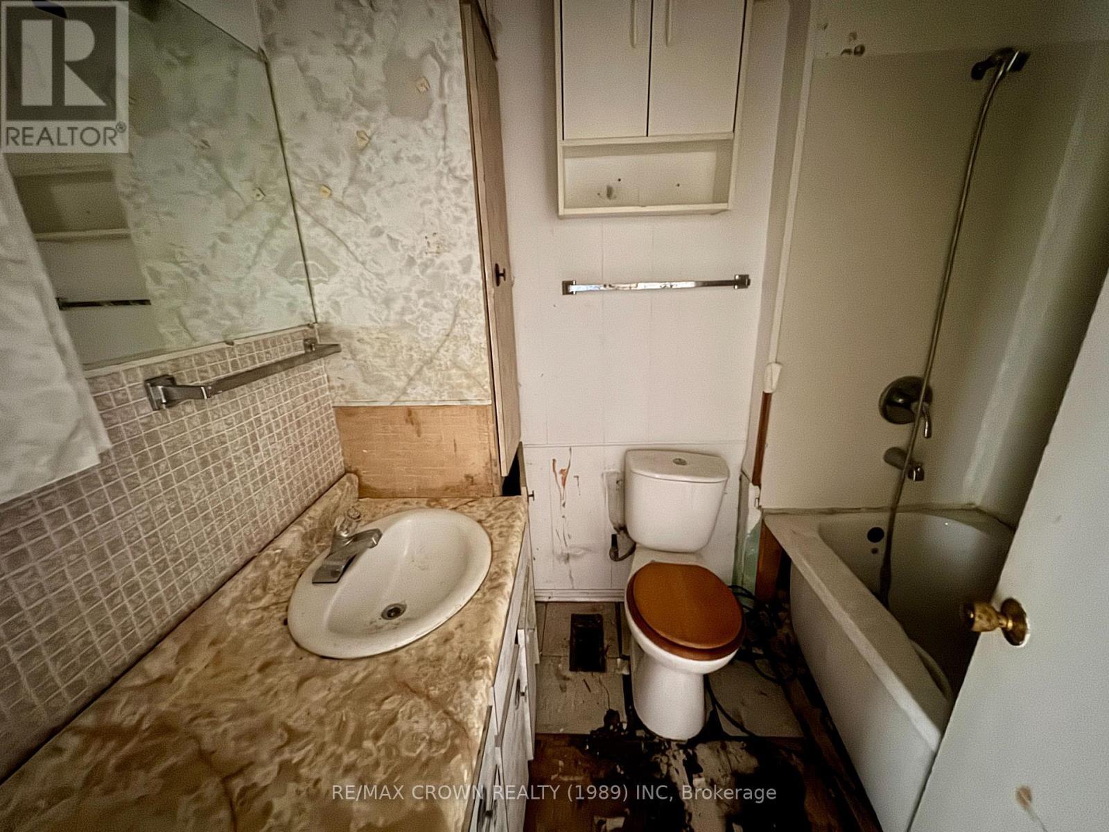 17 Lemarier Street, Kapuskasing, ON - Indoor Photo Showing Bathroom