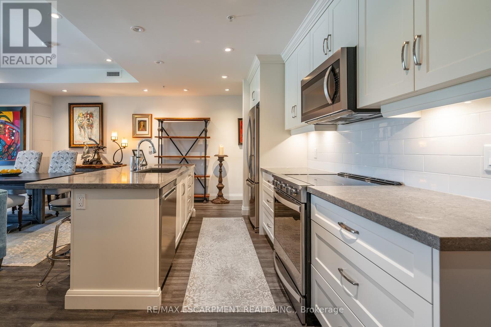 213 - 30 Hamilton Street S, Hamilton, ON - Indoor Photo Showing Kitchen With Upgraded Kitchen