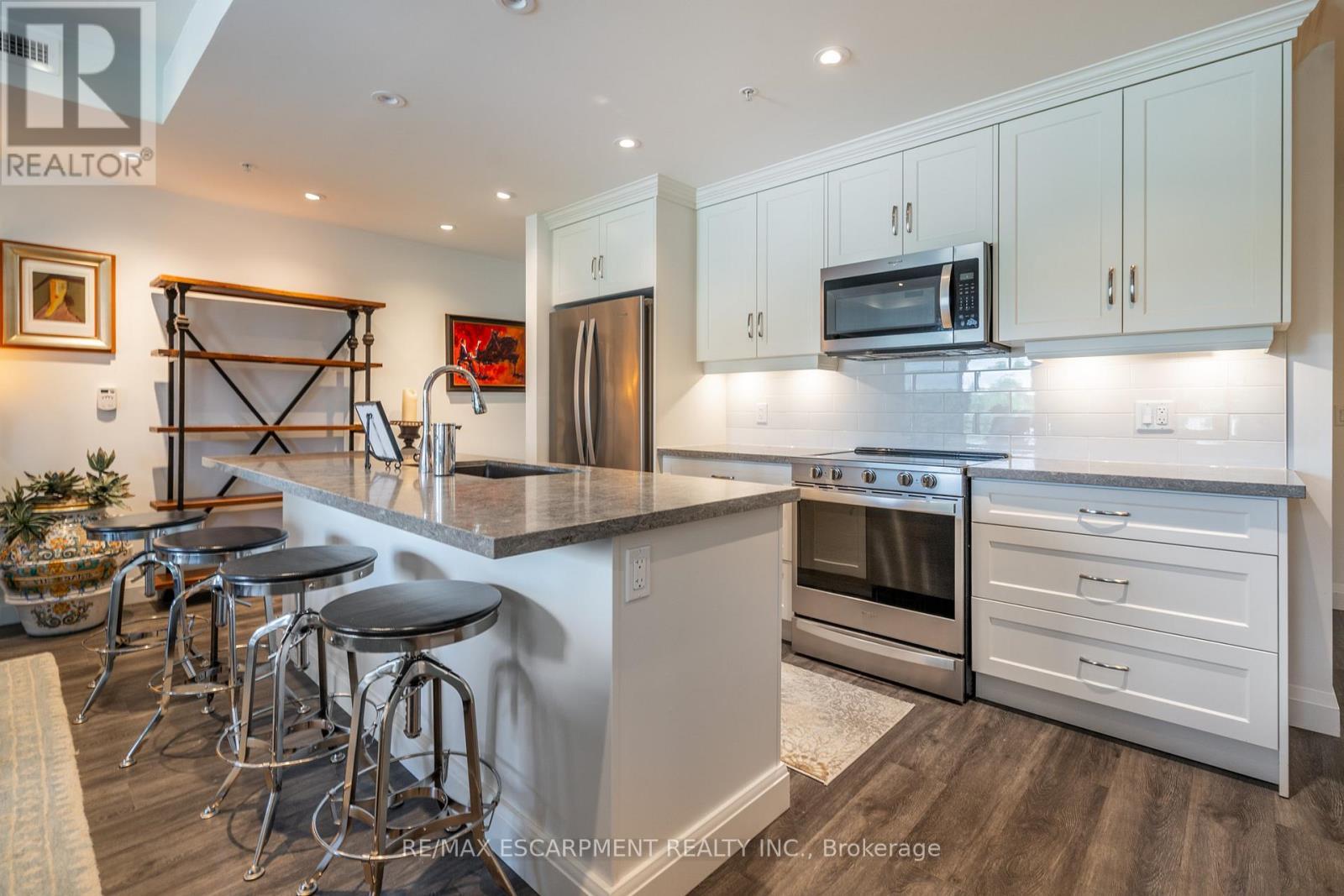 213 - 30 Hamilton Street S, Hamilton, ON - Indoor Photo Showing Kitchen With Upgraded Kitchen