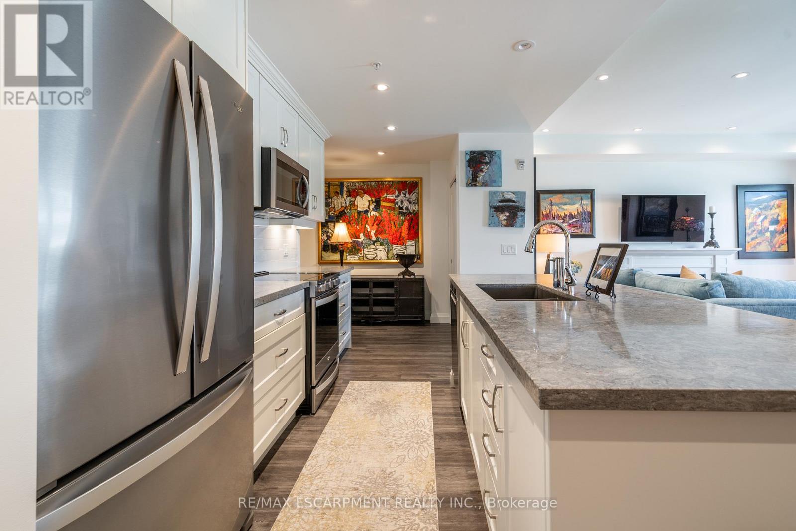 213 - 30 Hamilton Street S, Hamilton, ON - Indoor Photo Showing Kitchen With Upgraded Kitchen