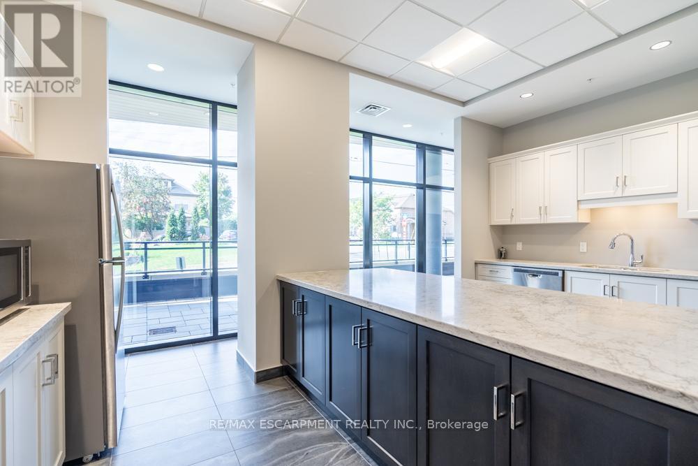213 - 30 Hamilton Street S, Hamilton, ON - Indoor Photo Showing Kitchen