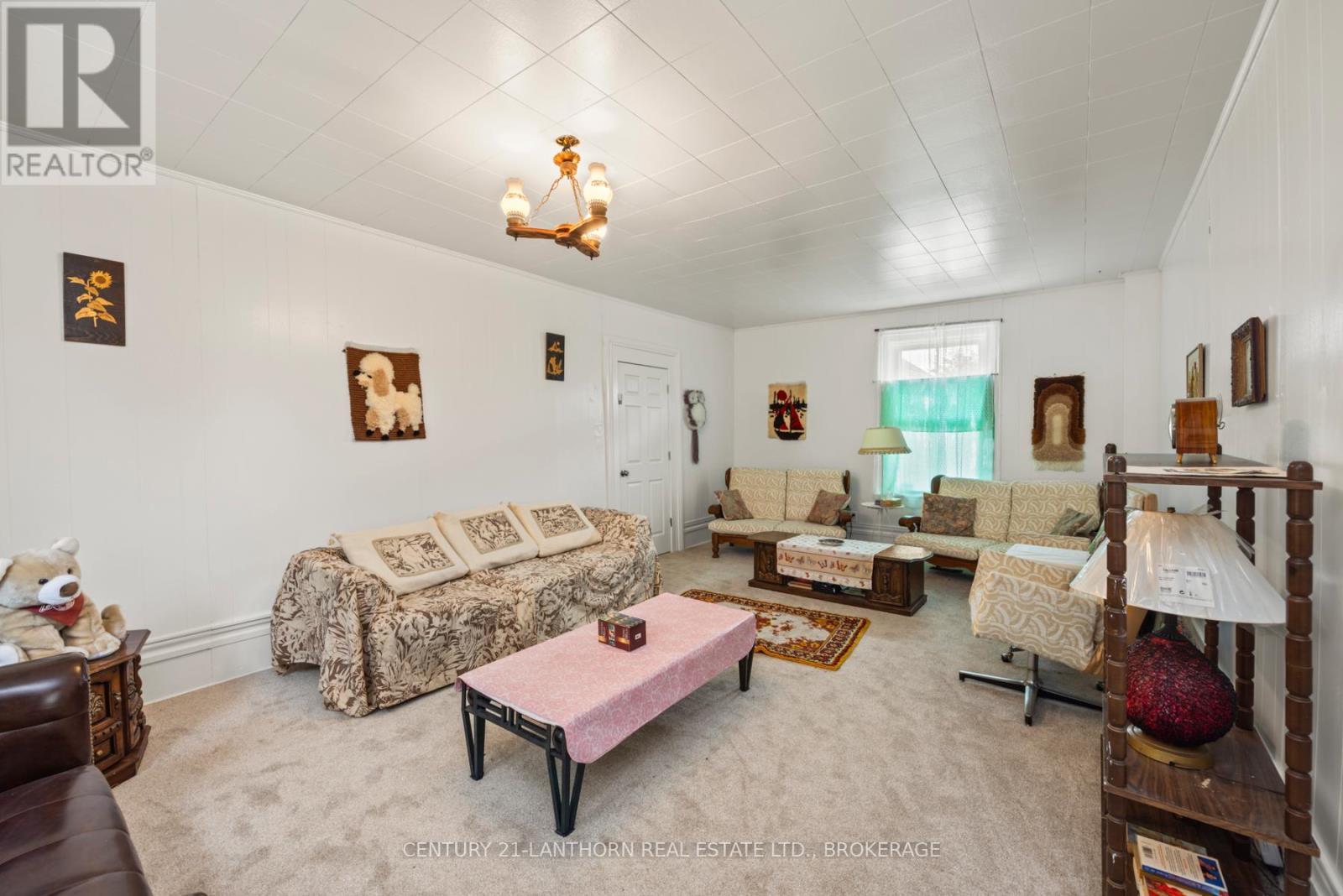 38 Fitchett Road, Greater Napanee (Greater Napanee), ON - Indoor Photo Showing Living Room