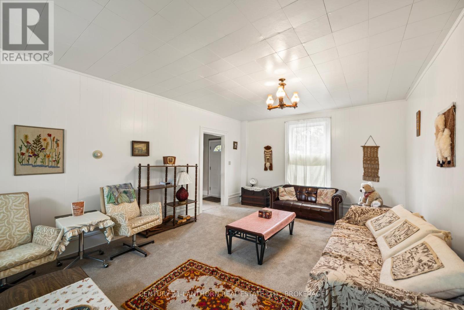 38 Fitchett Road, Greater Napanee (Greater Napanee), ON - Indoor Photo Showing Living Room