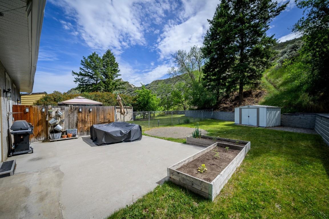 2257/2259 Valleyview Drive, Kamloops, BC - Outdoor With Backyard