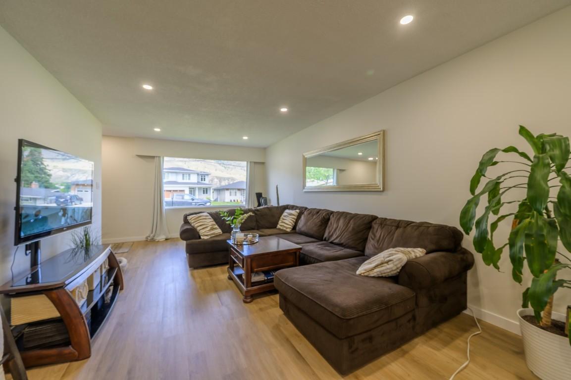 2257/2259 Valleyview Drive, Kamloops, BC - Indoor Photo Showing Living Room