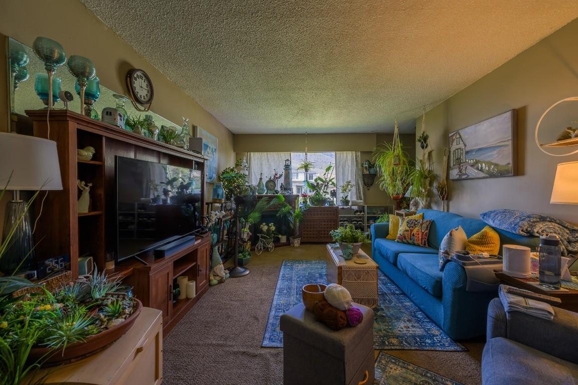 2257/2259 Valleyview Drive, Kamloops, BC - Indoor Photo Showing Living Room